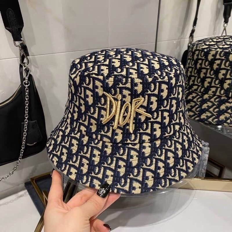 หมวก Dior ทรงบักเก็ต ลายปักสุดฮิต