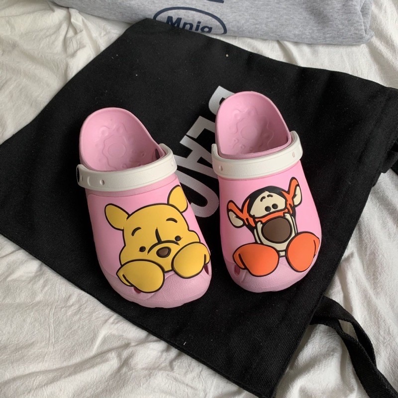 รองเท้าหัวโต รองเท้าแตะแบบสวมรัดส้น ลายการ์ตูนดิชนี่ แก๊งค์หมีพูห์ Pooh สไตล์เกาหลี สีสันสดใส