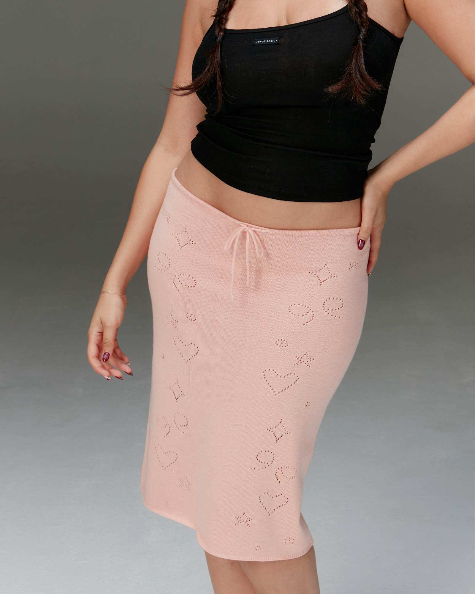IMNOTKNITWEAR - KNIT MIDI SKIRT WITH EMOJI CUT-OUT ราคา 1,890 บาท*ส่งฟรี