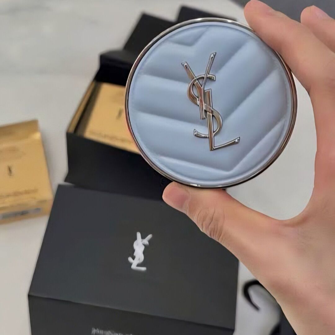 YSL All Hours Blur Cushion. Ultimate Skin-Blurring Cushion that Feels Like “Blotting Paper in Cushion Form.” helps Control Oil, Blur Pores, & Set the Skin to a Smooth, Matte Finish Without Being Dry. with Water-To-Powder Technology. ราคา 3,050 บาท*ส่งฟรี