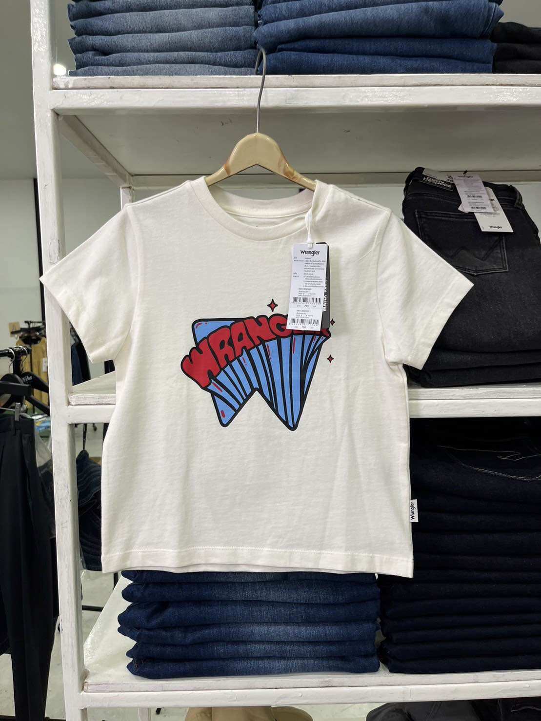 เสื้อยืดแขนสั้นเด็กWrangler คอลเลคชั่น Water Repellent-รุ่น WK  C2021109 สีขาวFor Winter 2022 - ยี่ห้อ Wrangler ราคา 490 บาท*ส่งฟรี