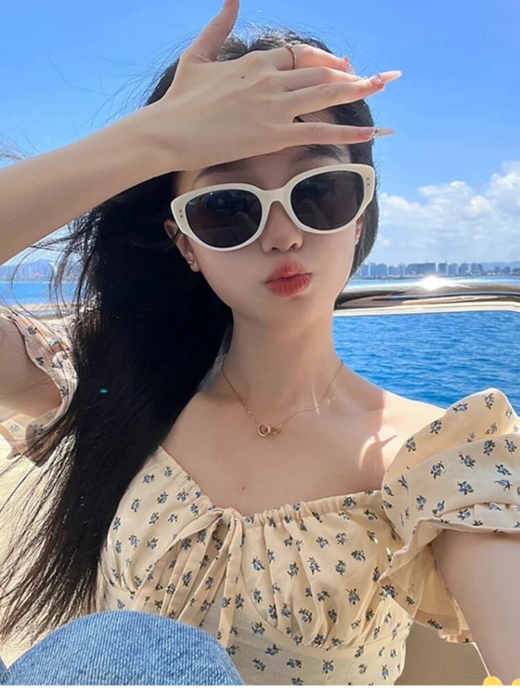 OVOVO yuanxiang | Retro Cat-Eye Sunglasses Women's High-End Style Summer European Style White Frame Polarized Sunglasses UV Protection ราคา 290 บาท*ส่งฟรี