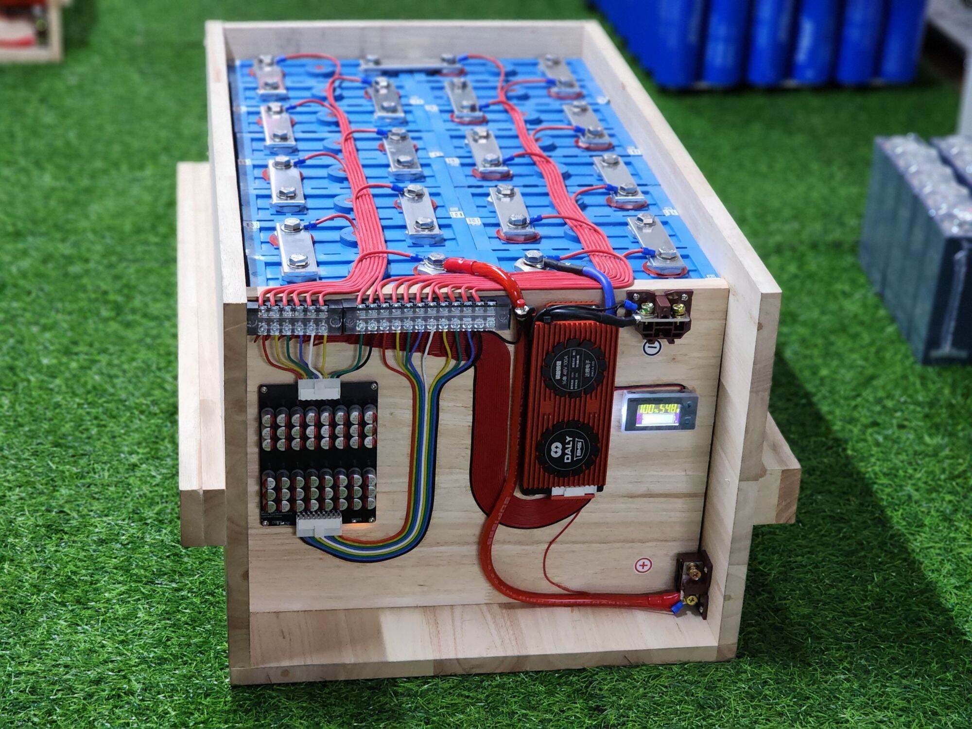 Lithium Battery 48V 200Ah Complete Set Ready to Use 3.2V 16S Complete Set Bms Daly 100A Lifepo4 Battery with Active Balance5A 48V 200A Wooden Crate