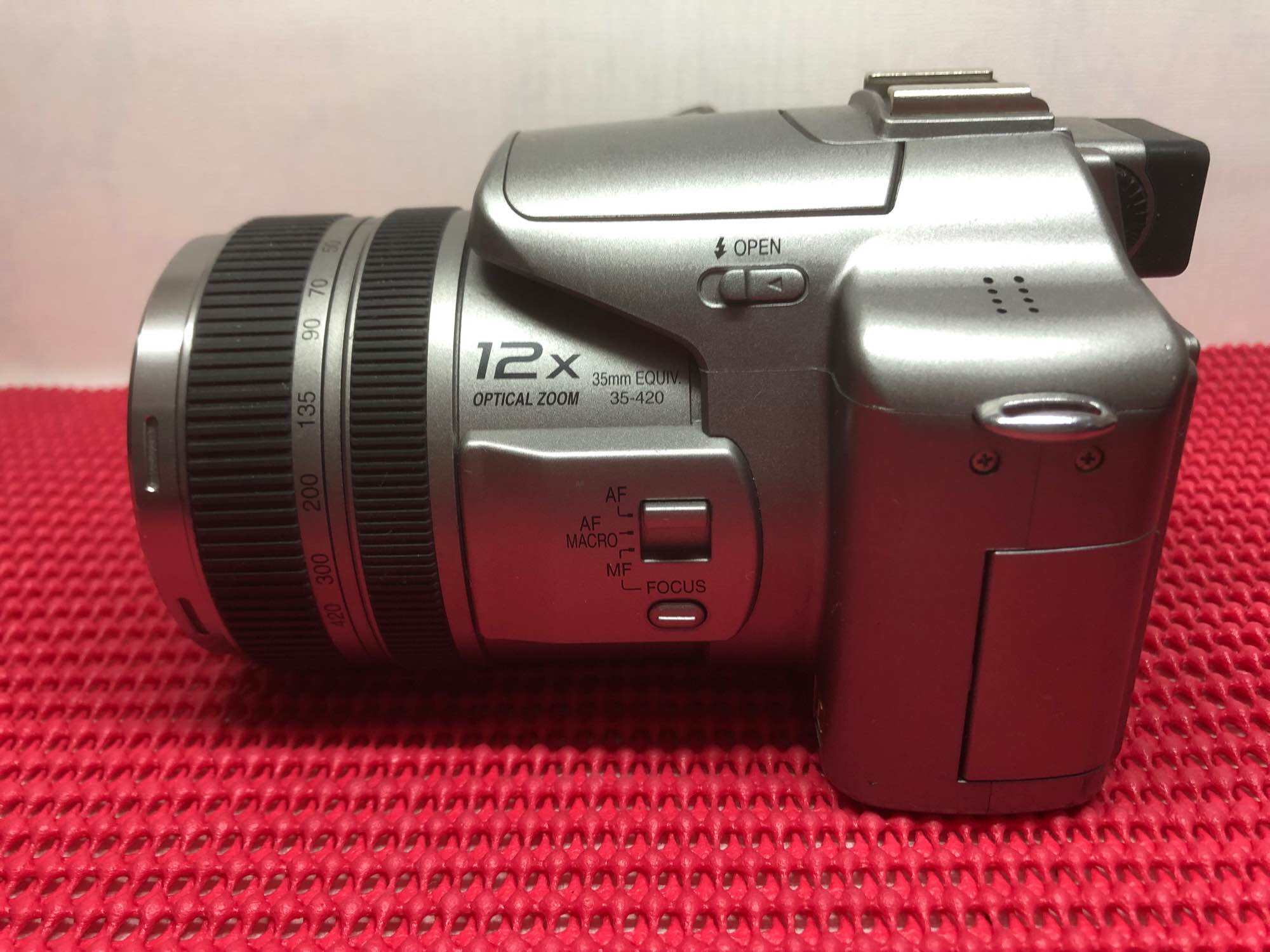 Lumix fz30 A two hands ThaiPick
