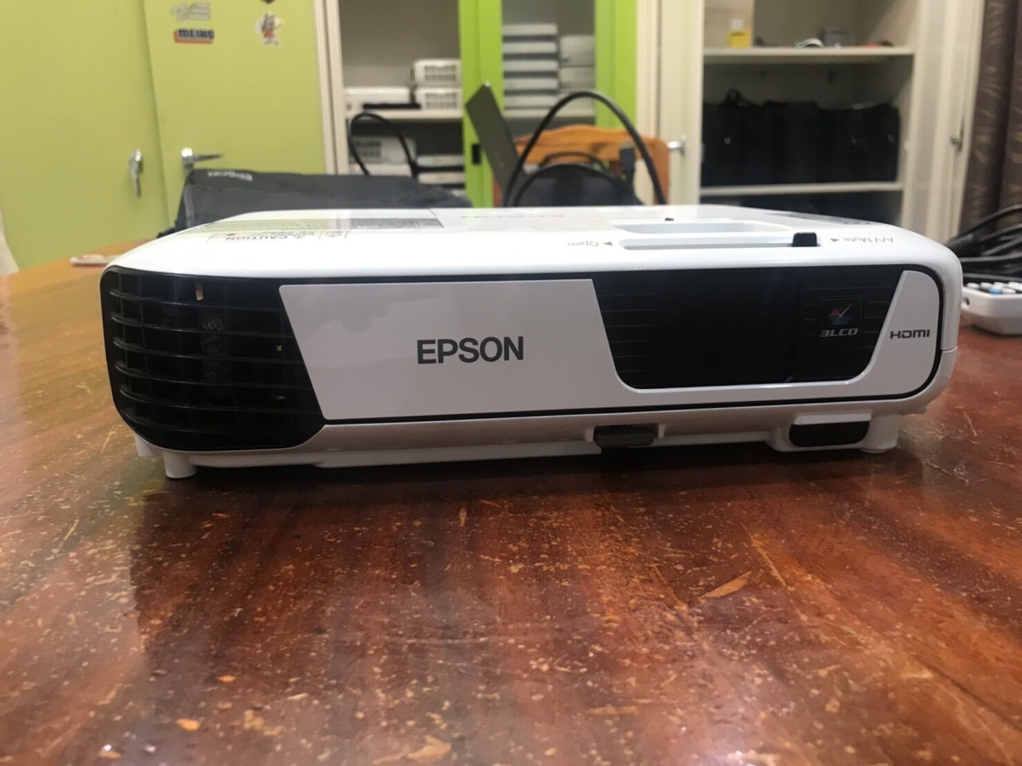 โปรเจคเตอร์มือสอง Epson EB-X31 ราคา 8,400 บาท*ส่งฟรี