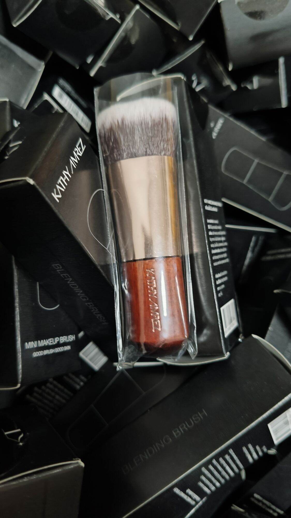 Kathy Mini Magic Brush, Newest Package, 100% Authentic, Limited Edition, Comes with a Box, Exactly as Described. ราคา 179 บาท*ส่งฟรี