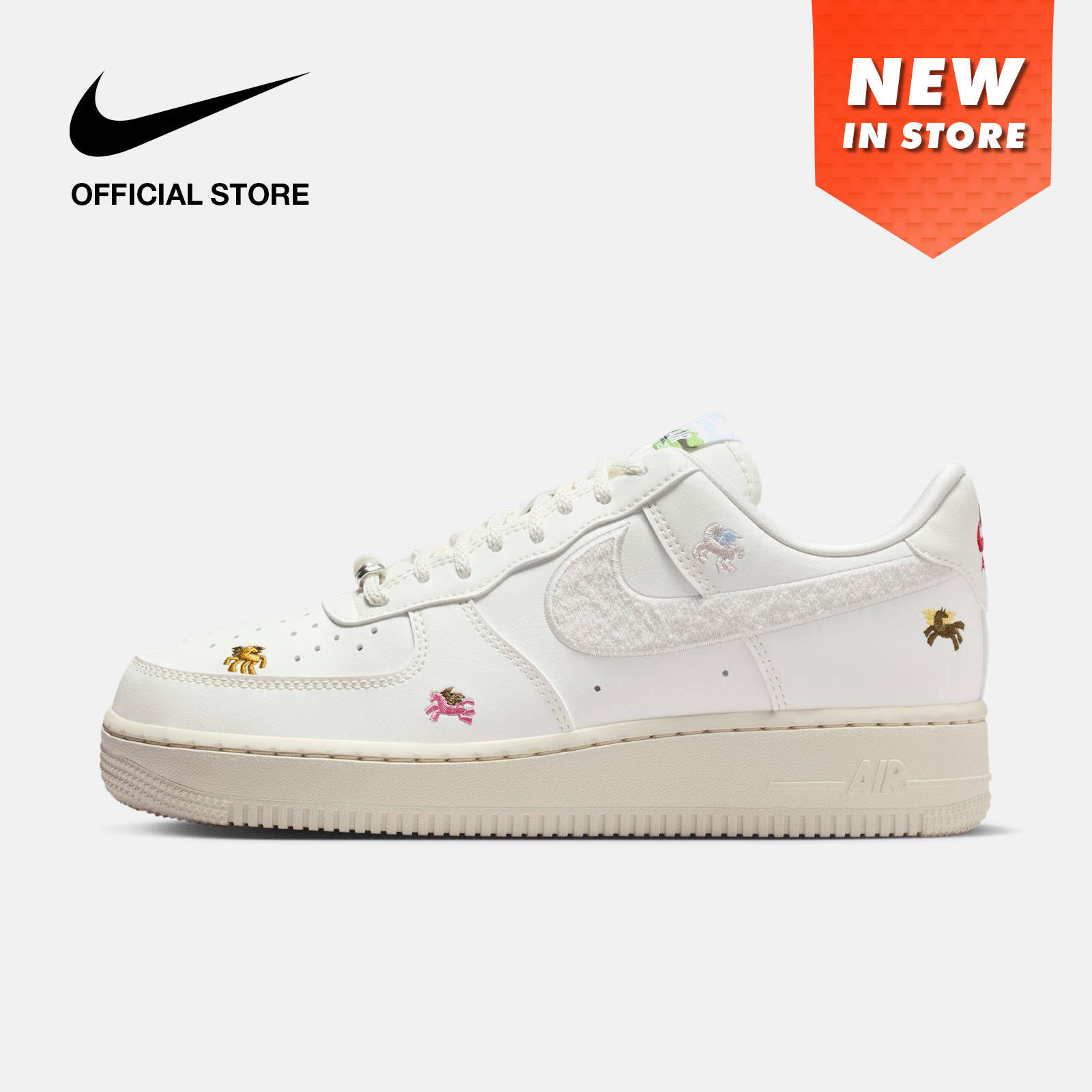 Nike Women's Air Force 1 '07 SE "LNY" Shoes - Sail [IQ1143-100] ราคา 4,700 บาท*ส่งฟรี