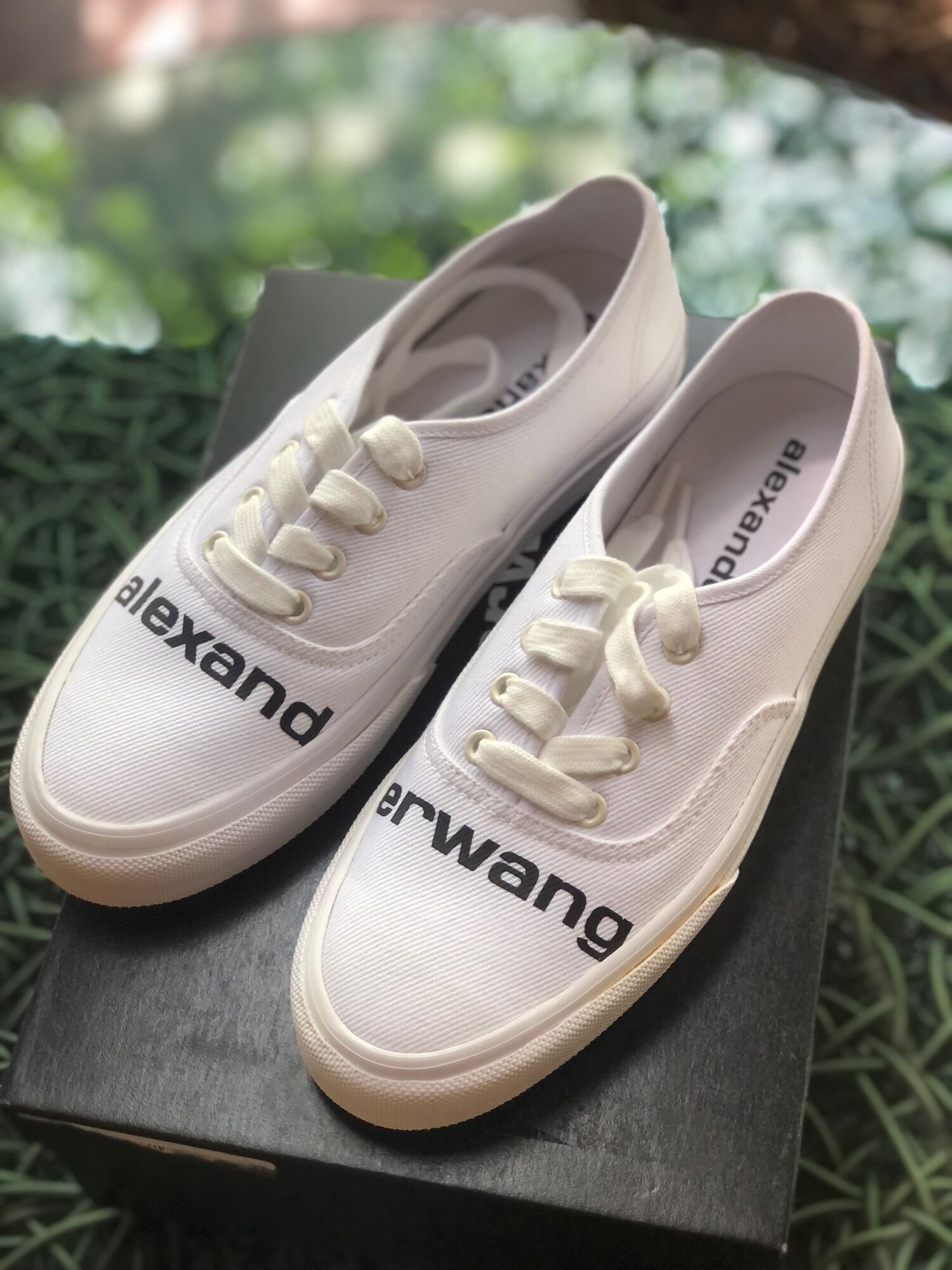 ตำหนินอนตู้สินค้าพร้อมส่งในไทย Alexander Wang Women's Becker Logo Sneakers รองเท้าผ้าใบสีขาว size 40 ราคา 5,990 บาท*ส่งฟรี