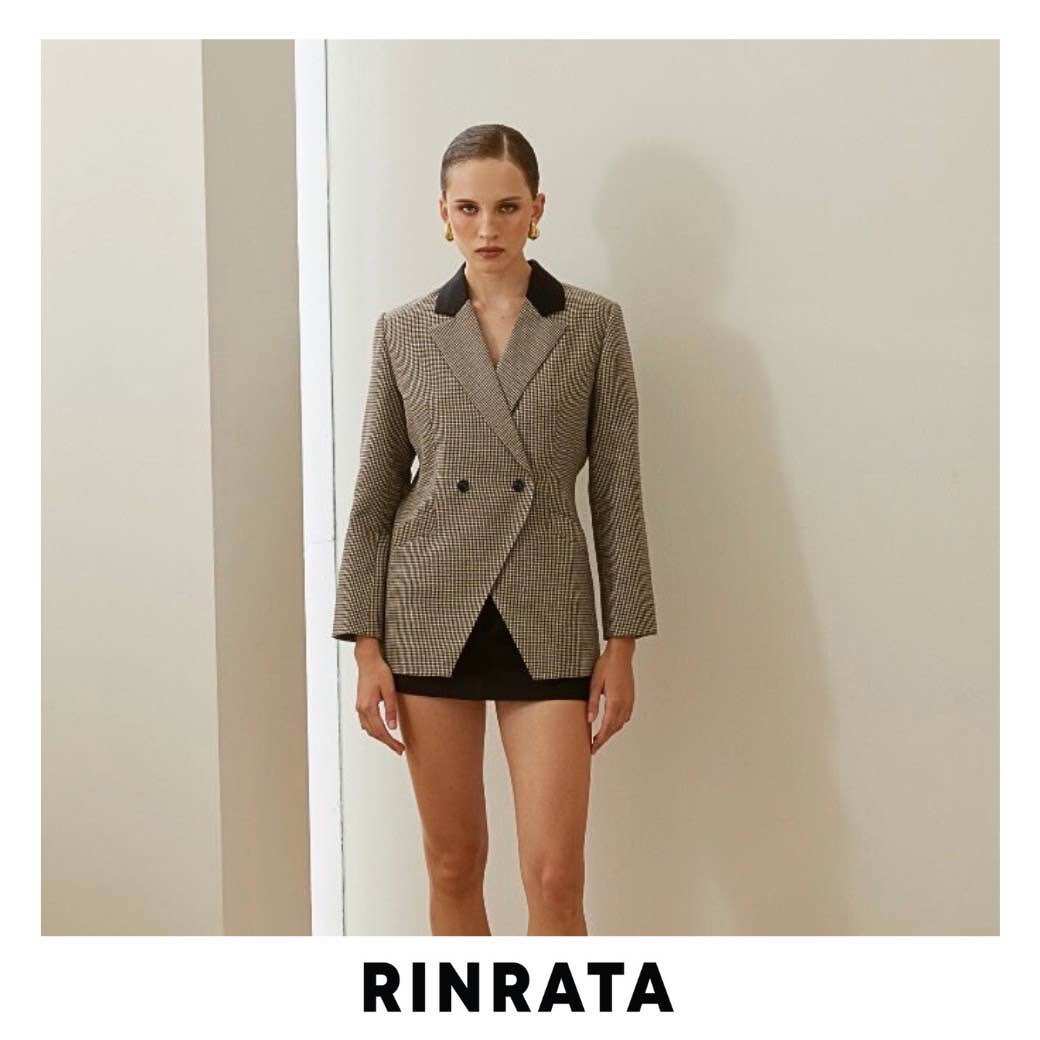 Rinrata - Genny Jacket, Suit Made from Houndtooth Patterned Fabric, Beige-Gray Color, Black Collar, Double-Breasted Style, Shirt with Slit in the Front, Work Shirt, Fashion Suit, Suit Made from Tailor-Made Fabric, Cut by a Tailor Specifically. ราคา 4,900 บาท*ส่งฟรี