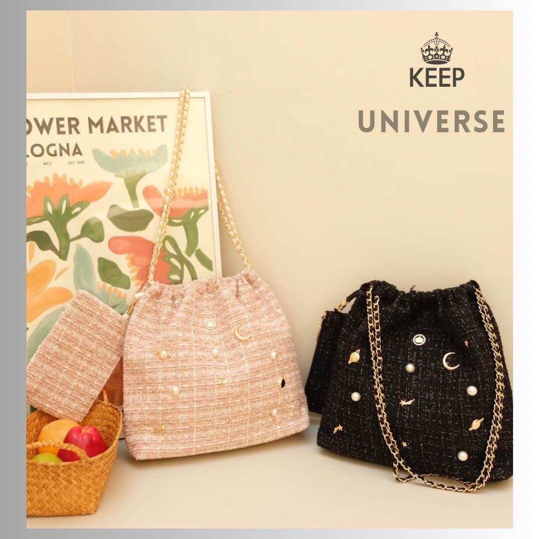 New in this week : KEEP ' Universe ' คอลเลคชั่นใหม่ ทรงยอดฮิต มาพร้อมของตกแต่งด้านหน้ากระเป๋าเป็นจักรวาลดวงดาว ราคา 1,399 บาท*ส่งฟรี