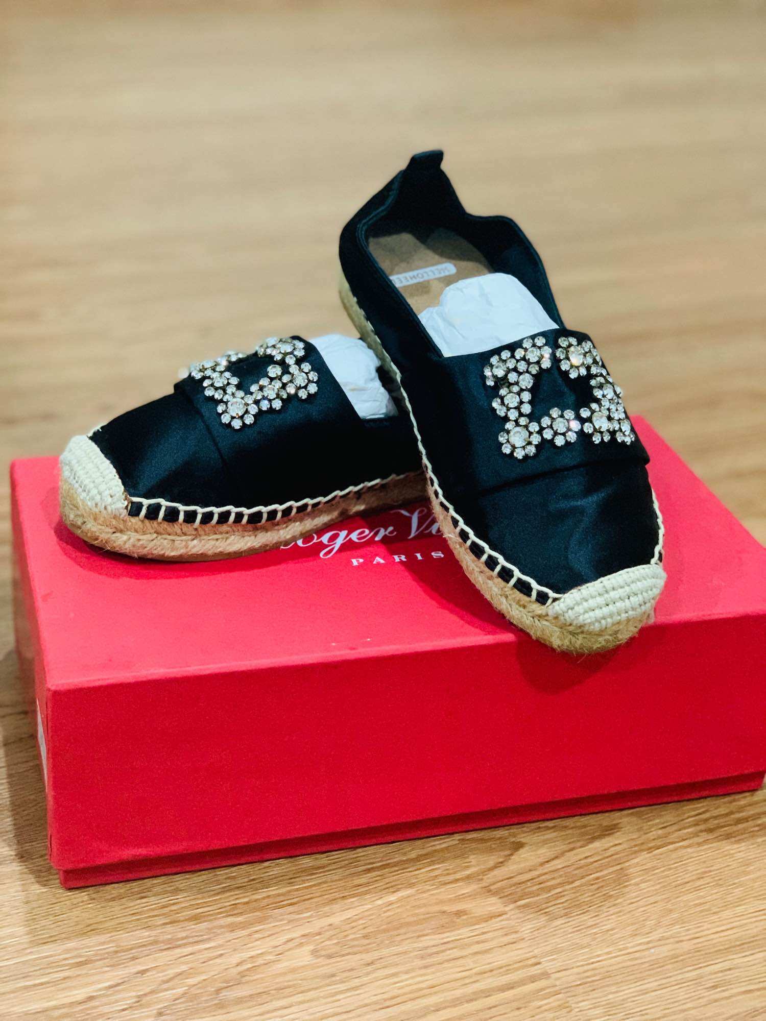 รองเท้าคัทชู เพชรใหญ่ สวยมาก หรูหรา แบรนด์ Roger Vivier ไซค์35 สินค้ามือ2 สภาพใหม่ 💥450.- ราคา 429 บาท*ส่งฟรี