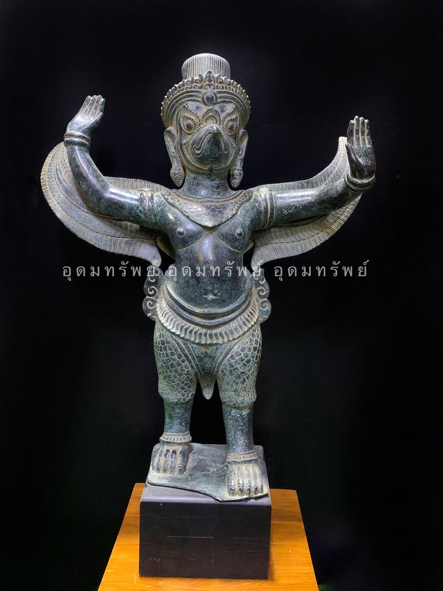 พญาครุฑโบราณองค์ยืน มีอำนาจ วาสนา บารมี ขนาดความสูง 74 เซน กรกว้าง 46 เซน ฐานกว้าง 21เซน ฐานลึก 21 ราคา 35,000 บาท*ส่งฟรี