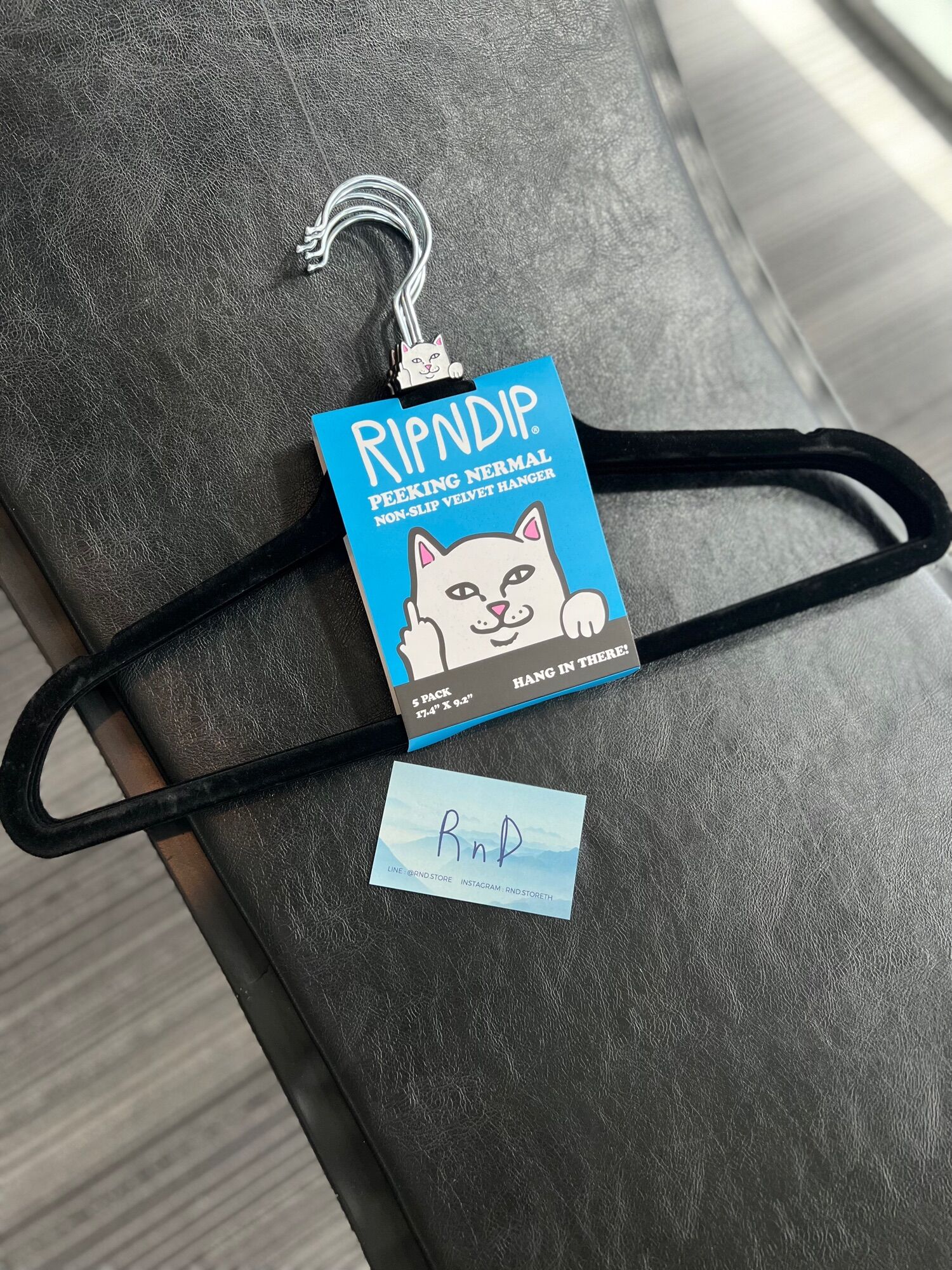 RIPNDIP PEEKING NERMAL HANGER ราคา 3,290 บาท*ส่งฟรี