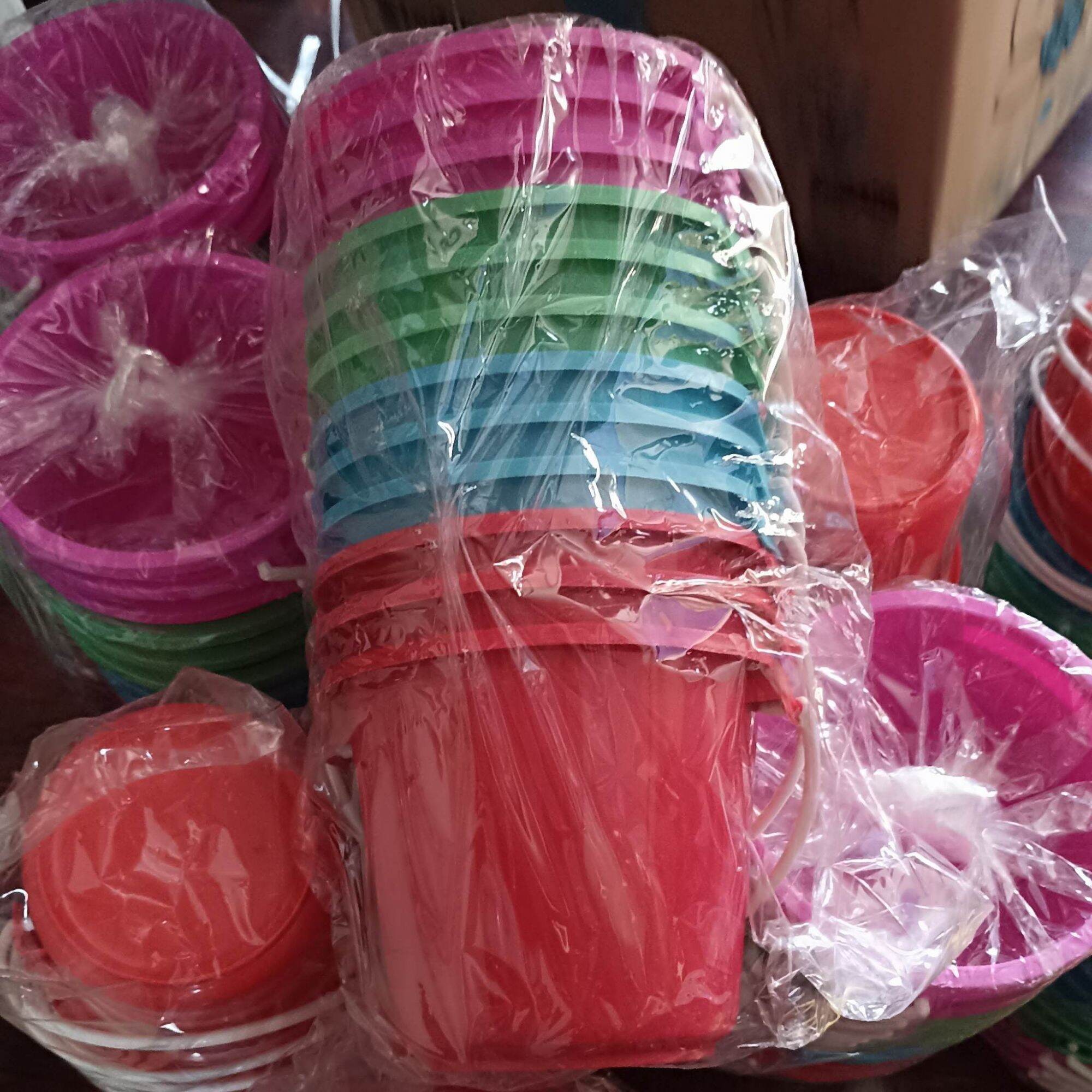 (ยกโหล 12 ใบ)ถังใส่น้ำเล่นสงกรานต์ ถังน้ำพลาสติกหูหิ้ว ถังน้ำ ถัง พลาสติก ถังผสมสี ถังน้ำ ถังใส่น้ำพลาสติก ราคา 120 บาท*ส่งฟรี