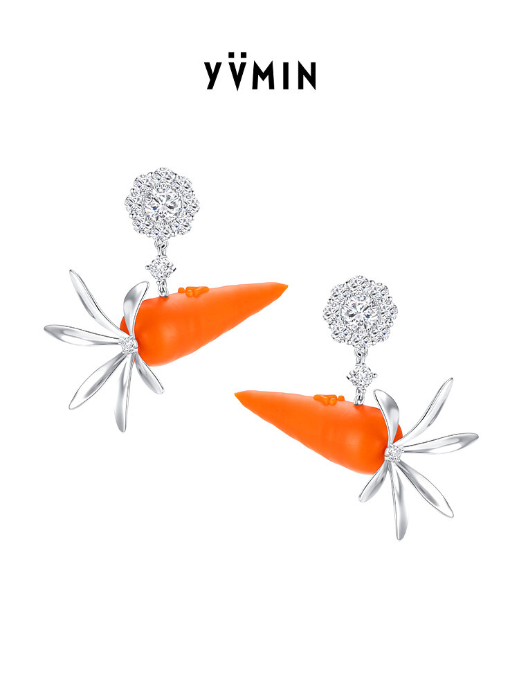 Carrot Design Diamond Ear Pendant Gift for Her ราคา 6,788 บาท*ส่งฟรี