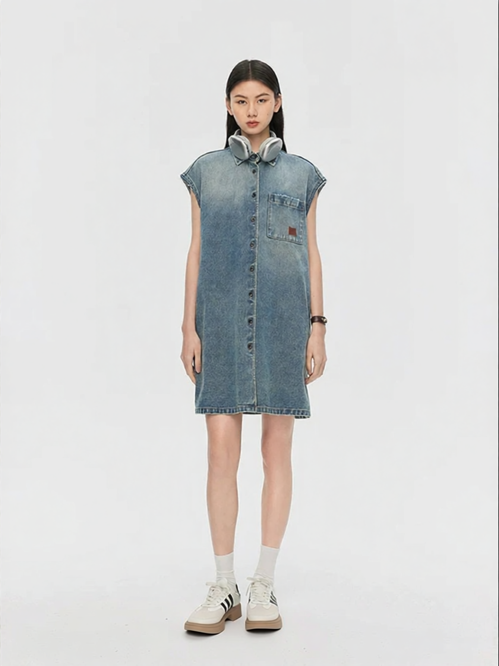 URLAZH | Retro Gradient Washed Blue Collar Pure Cotton Sleeveless Jean Dress ราคา 6,837 บาท*ส่งฟรี