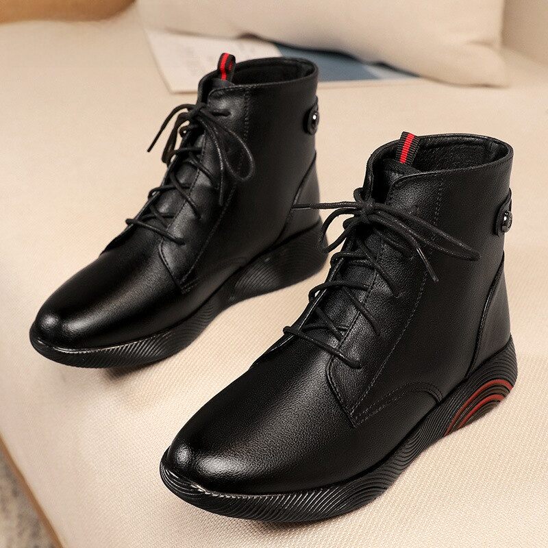 [SUPIAN | Leather Short Boots Women's Autumn Winter Fleece Lined Wool Flat Bottom Mom Shoes Large Size Anti Slip Ladies Leather Shoes,SUPIAN | Leather Short Boots Women's Autumn Winter Fleece Lined Wool Flat Bottom Mom Shoes Large Size Anti Slip Ladies Le ราคา 2,970 บาท*ส่งฟรี