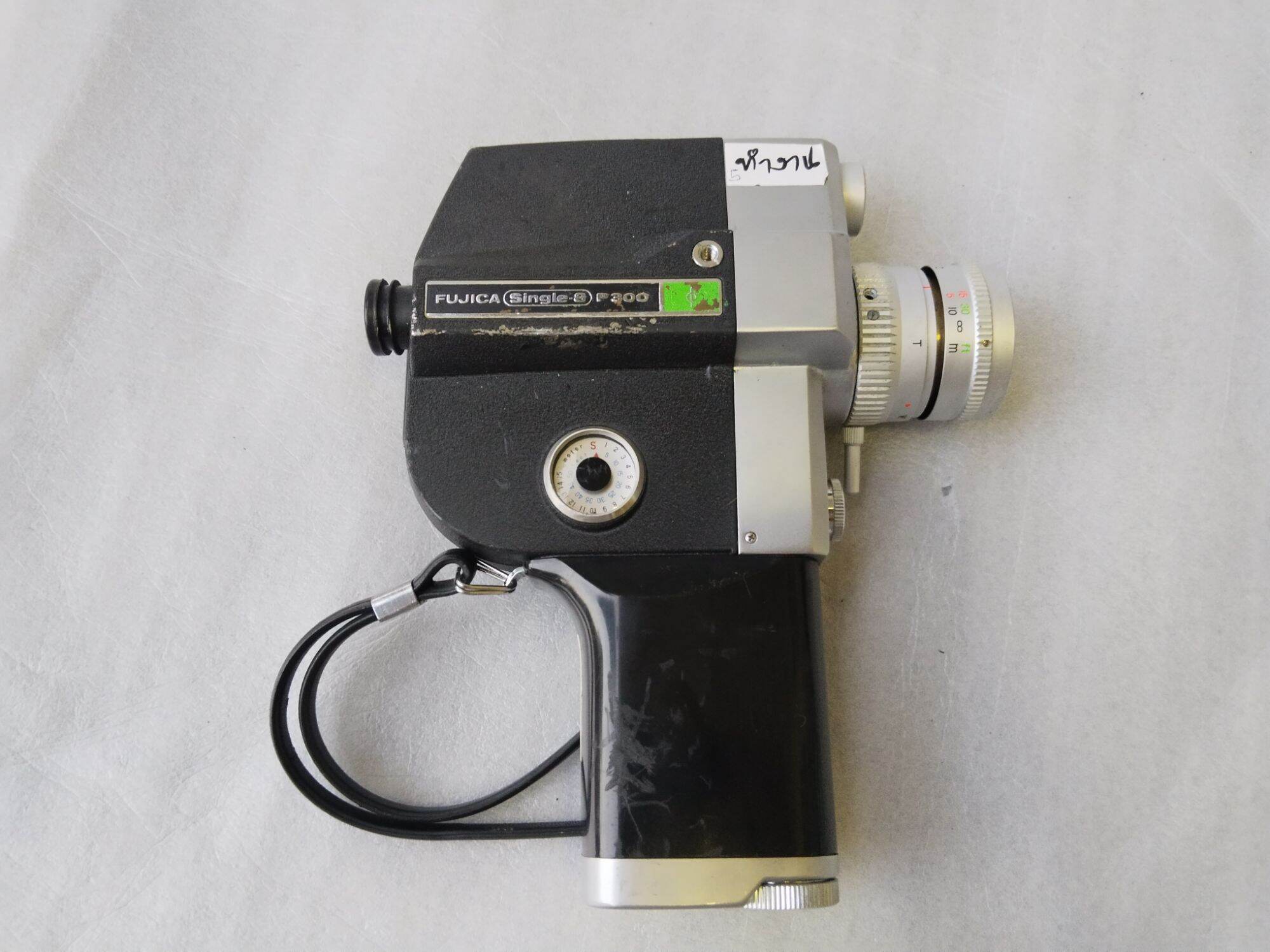 กล้องวีดีโอวินเทจ​ fujica p300​ ไฟเข้า​กดยังทำงาน​ แต่ไม่ทราบวิธีทำงาน​ มีริ้วรอยตามกาลเวลา เอาไปสะสม​ ตั้งโชว์​ มีบุบตามรูป ราคา 490 บาท*ส่งฟรี