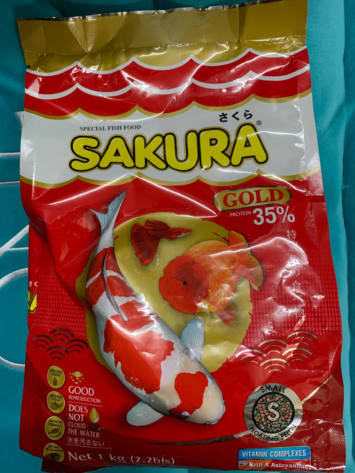 Sakura, a New Formula of Sakura Gold Fish Food, Has Added Krill from Norway, Bag Size 1 Kilogram, Small Pellet Size, Made from Silver Fish and Goldfish. ราคา 239 บาท*ส่งฟรี
