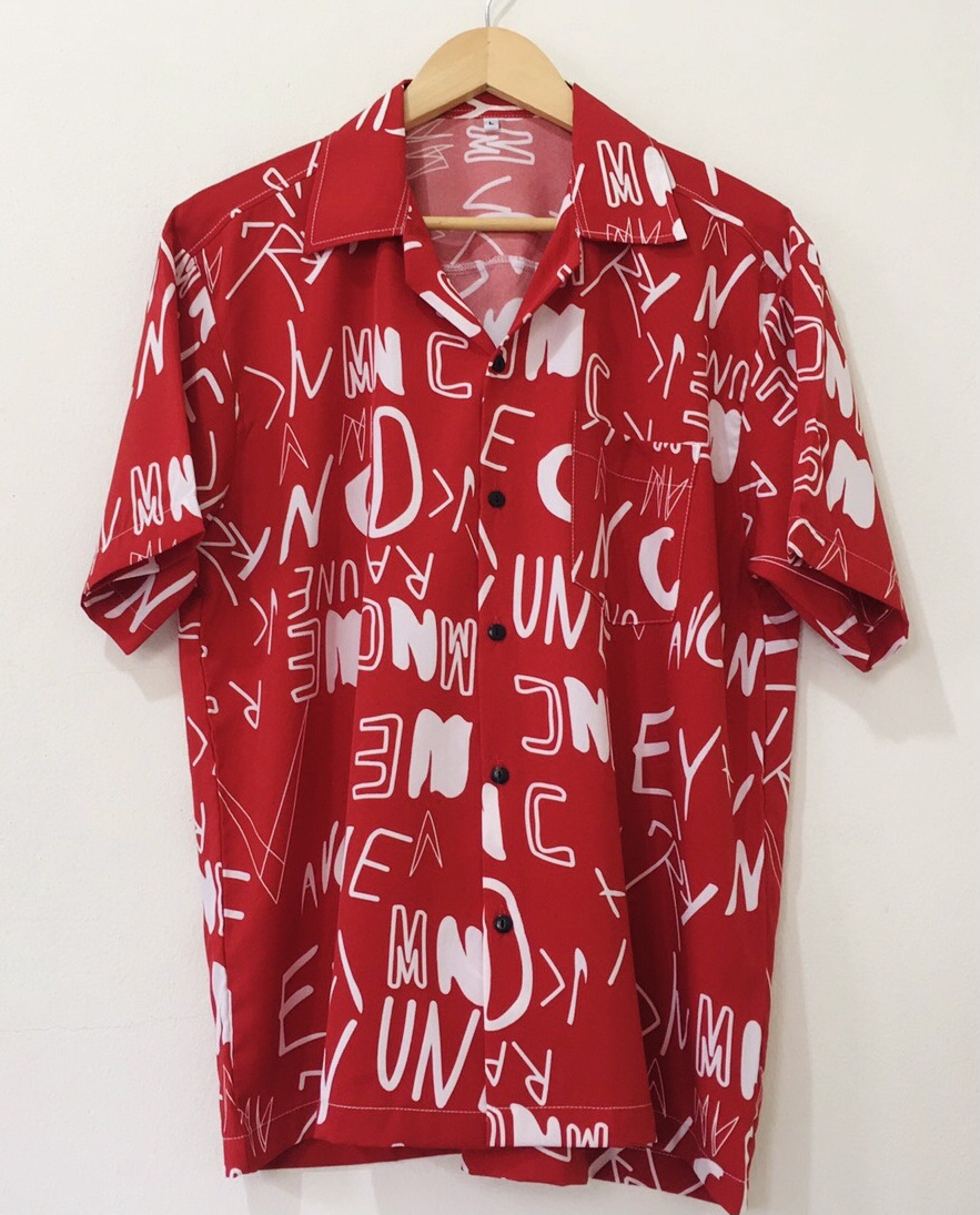 ?สินค้าขายดี? #ตัวอักษรพื้นแดง เสื้อฮาวาย ชายหญิงใส่ได้ รอบอก 36”-56” ?ฟรีจัดส่ง ฿10 เมื่อซื้อครบ ฿300?จัดส่งฟรีเมื่อช้อปครบ ฿500