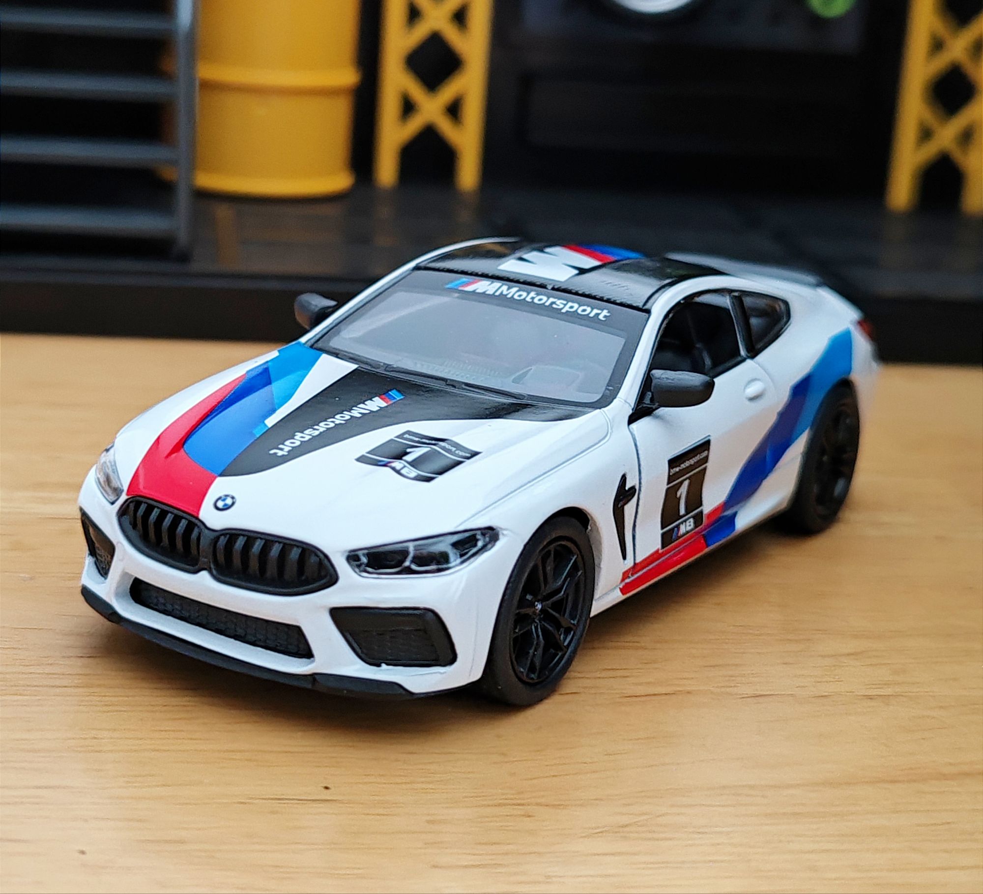 1 38 BMW M8 Competition Coupe Livery Edition(イエロー) KINSMART