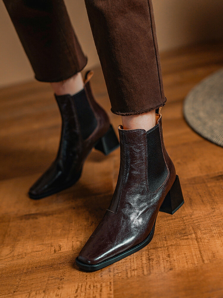 รองเท้าบูทสั้นหนังแกะรองเท้าบูทมาร์ตินหนังแท้ลายมือจับแนววินเทจสำหรับผู้หญิงรองเท้าบูทเชลซีหัวเหลี่ยมส้นสูงส้นหนาหนังนิ่มใส่สบาย ราคา  5,156 บาท*ส่งฟรี