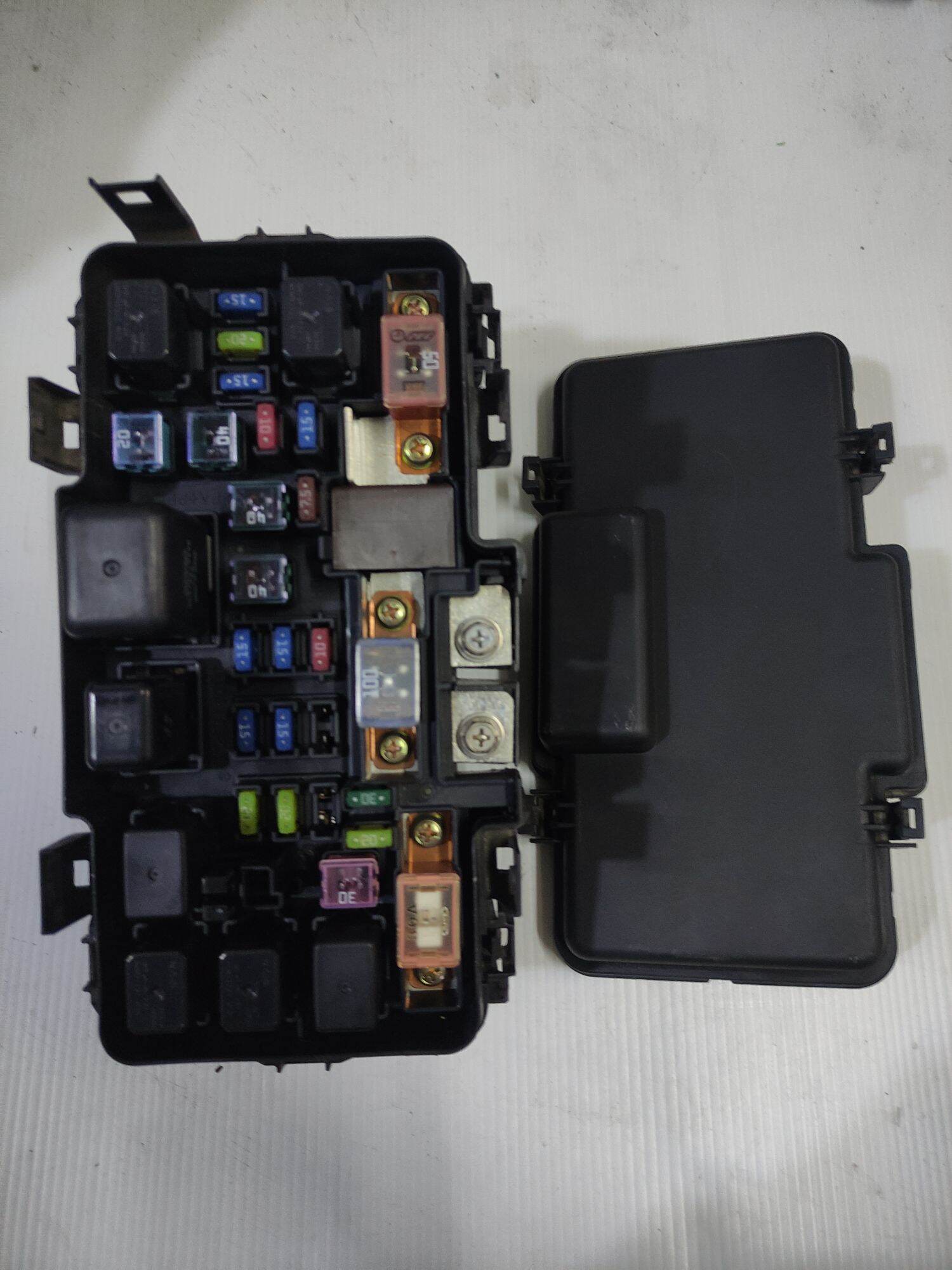 กล่องฟิวส์หน้ารถ honda CRV gen 2 มือสองแท้ มีตำหนิบ้างเล็กน้อยไม่ส่งผล