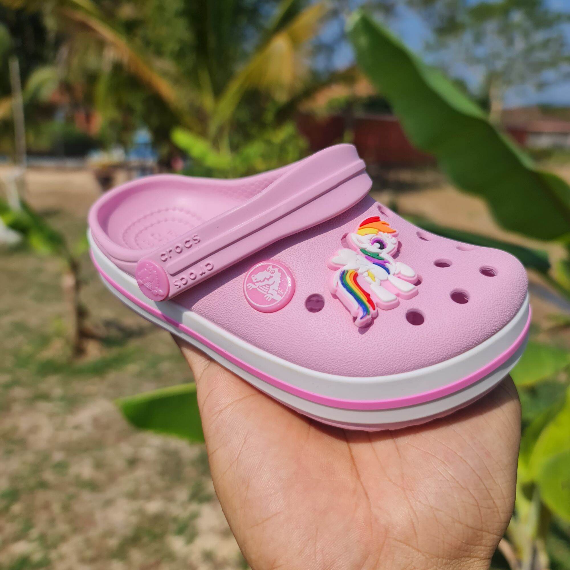 CrocsBand Kid สินค้ามาใหม่ รองเท้าเด็กสวยน่ารักมาก รองเท้าเบานิ่มใส่สบาย  มีทั้งไซส์เด็กและผู้ใหญ่ ใส่เป็นคู่กันยิ่งน่ารัก  ใส่คู่กันทั้งครอบครัวพ่อแม่ลูก พี่น้อง คู่รัก ดูดีรักมากค่ะ 