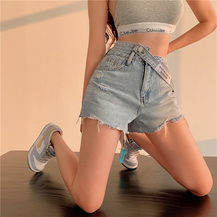 ไฟคลาดเคลื่อนเอวสูงกางเกงขาสั้นขอบดิบสไตล์การออกแบบกางเกงสั้นกางเกงยีนส์