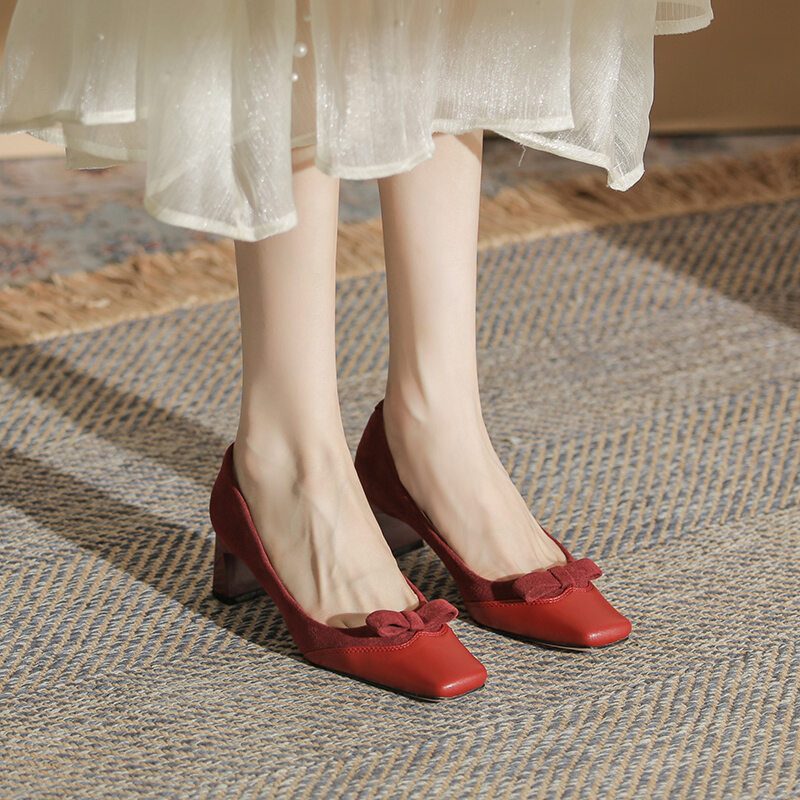 รองเท้าส้นสูงหัวเหลี่ยมสำหรับผู้หญิง สายรัดหัวเข็มขัดลายผีเสื้อสีแดงเข้ม รองเท้าส้นเดี่ยวหัวแหลม สไตล์ฝรั่งเศส ทรงสุภาพ ราคา  5,166 บาท*ส่งฟรี