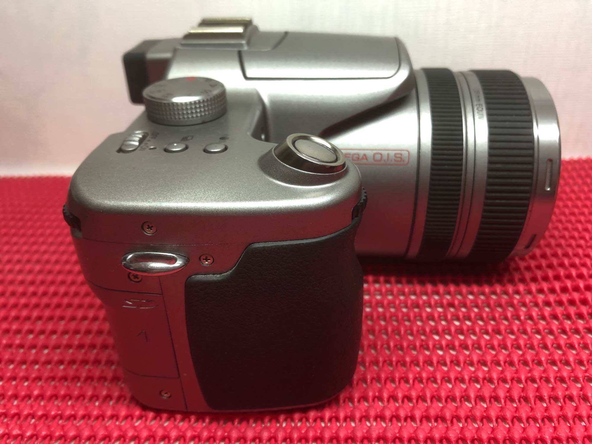Lumix fz30 A two hands ThaiPick