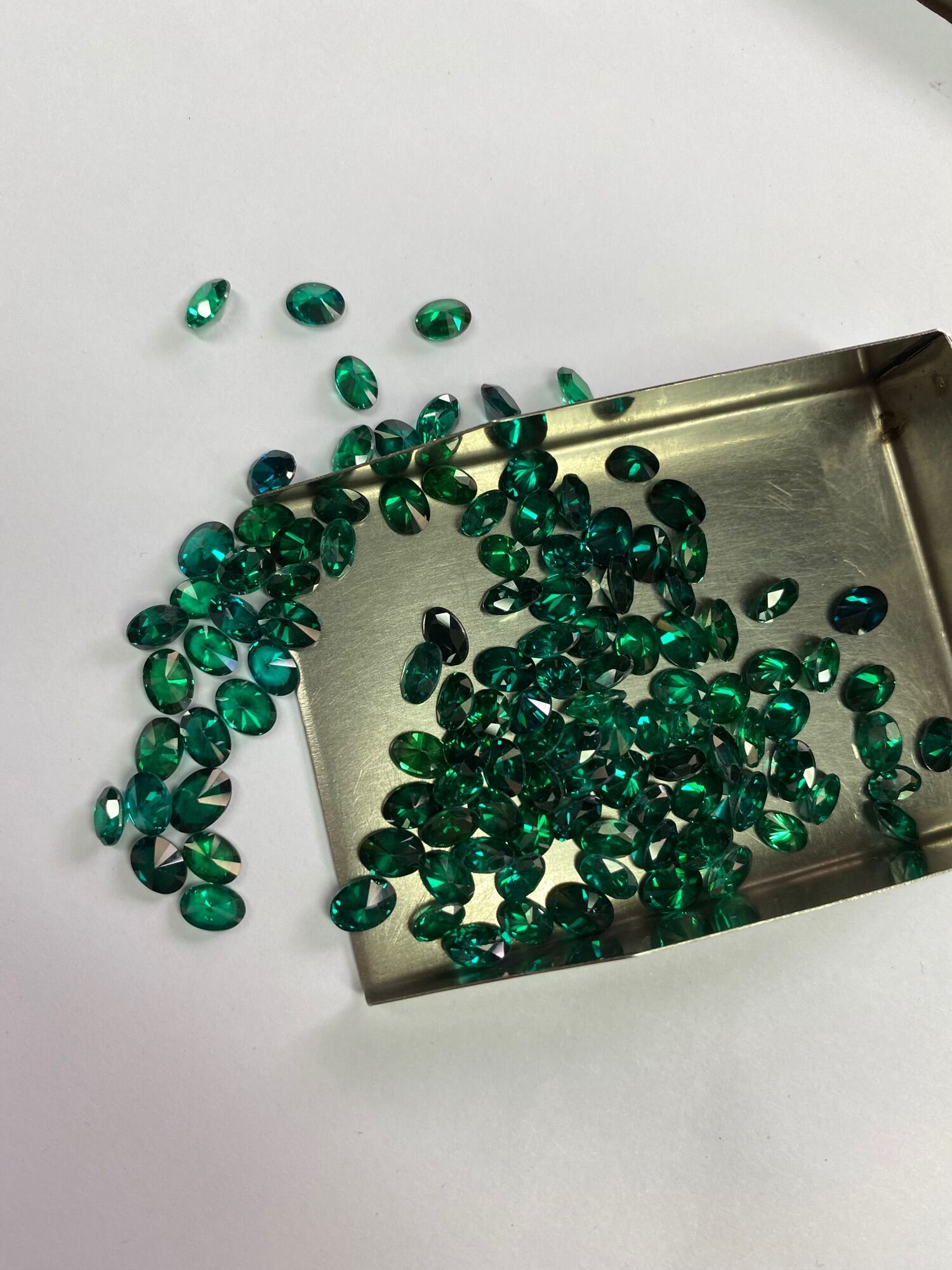 Cubic zirconium dark green color, oval shape, 10 pieces. Size: 5x6 mm