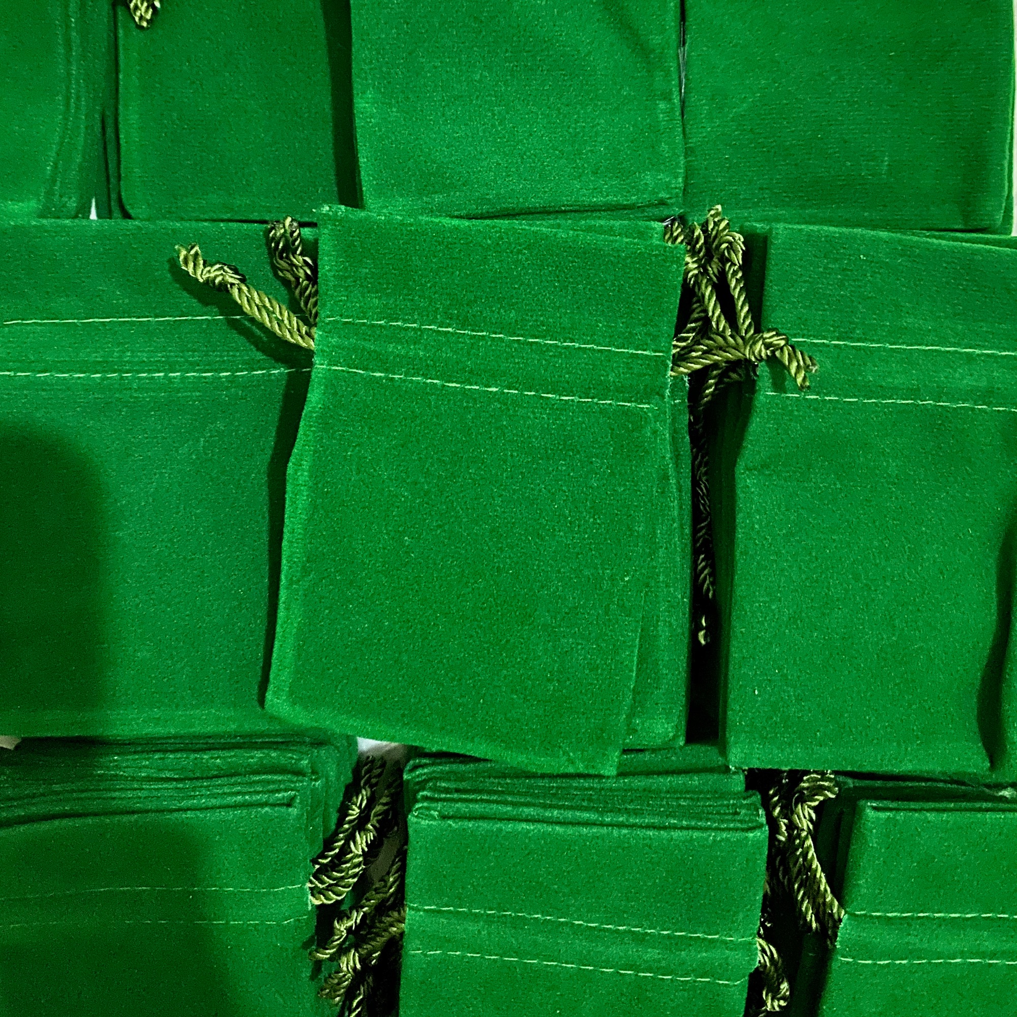 พร้อมส่ง ถุงเขียวหูรูด กำมะหยี่ ถุงผ้า ถุงเขียวเหนี่ยวทรัพย์ ถุงผ้าแบบหูรูด ขนาด6x9cm. (เฉพาะถุงเขียว)