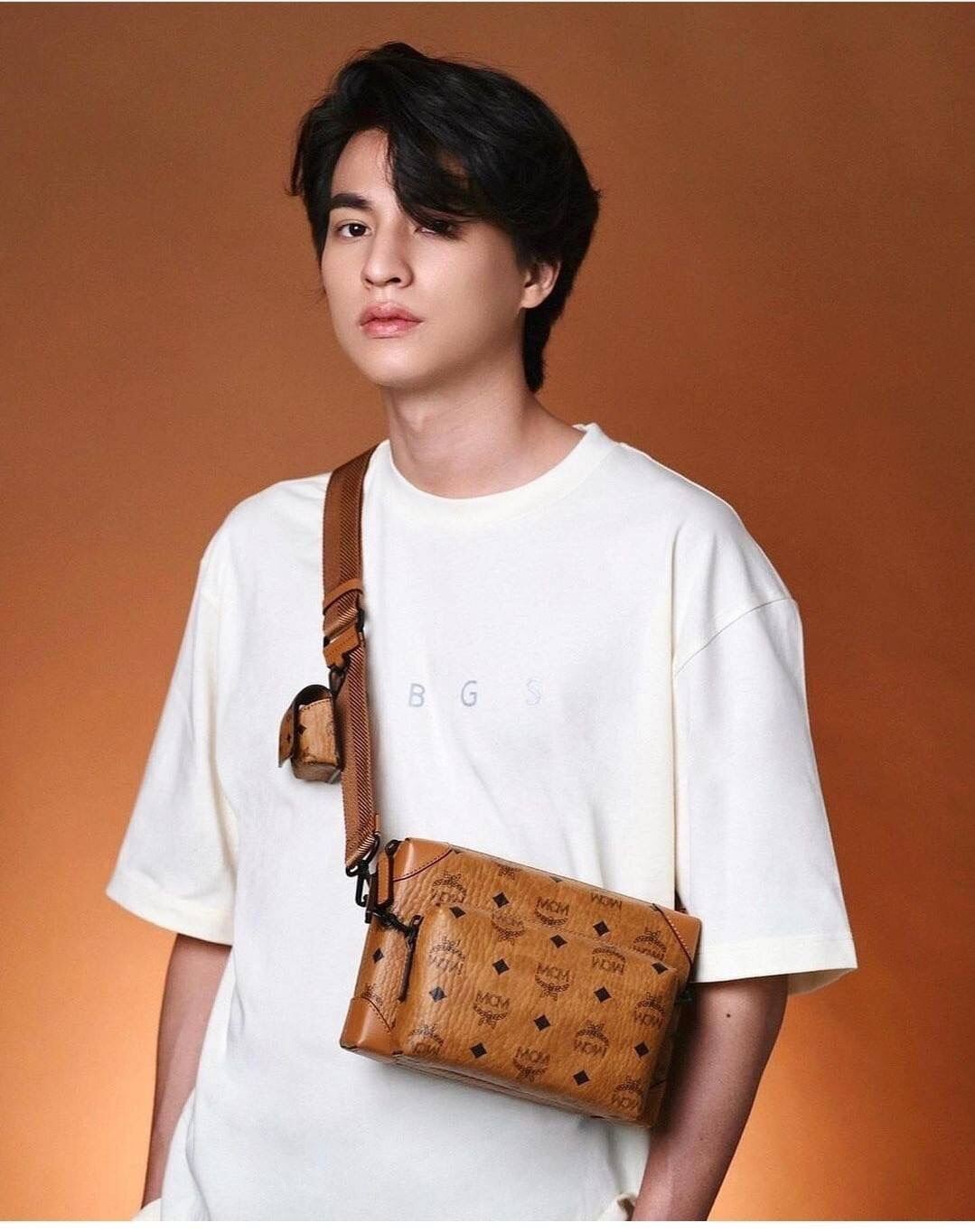 สีน้ำตาล) MCM SMALL SOFT BERLIN MULTIFUNCTION กระเป๋าสะพายข้าง