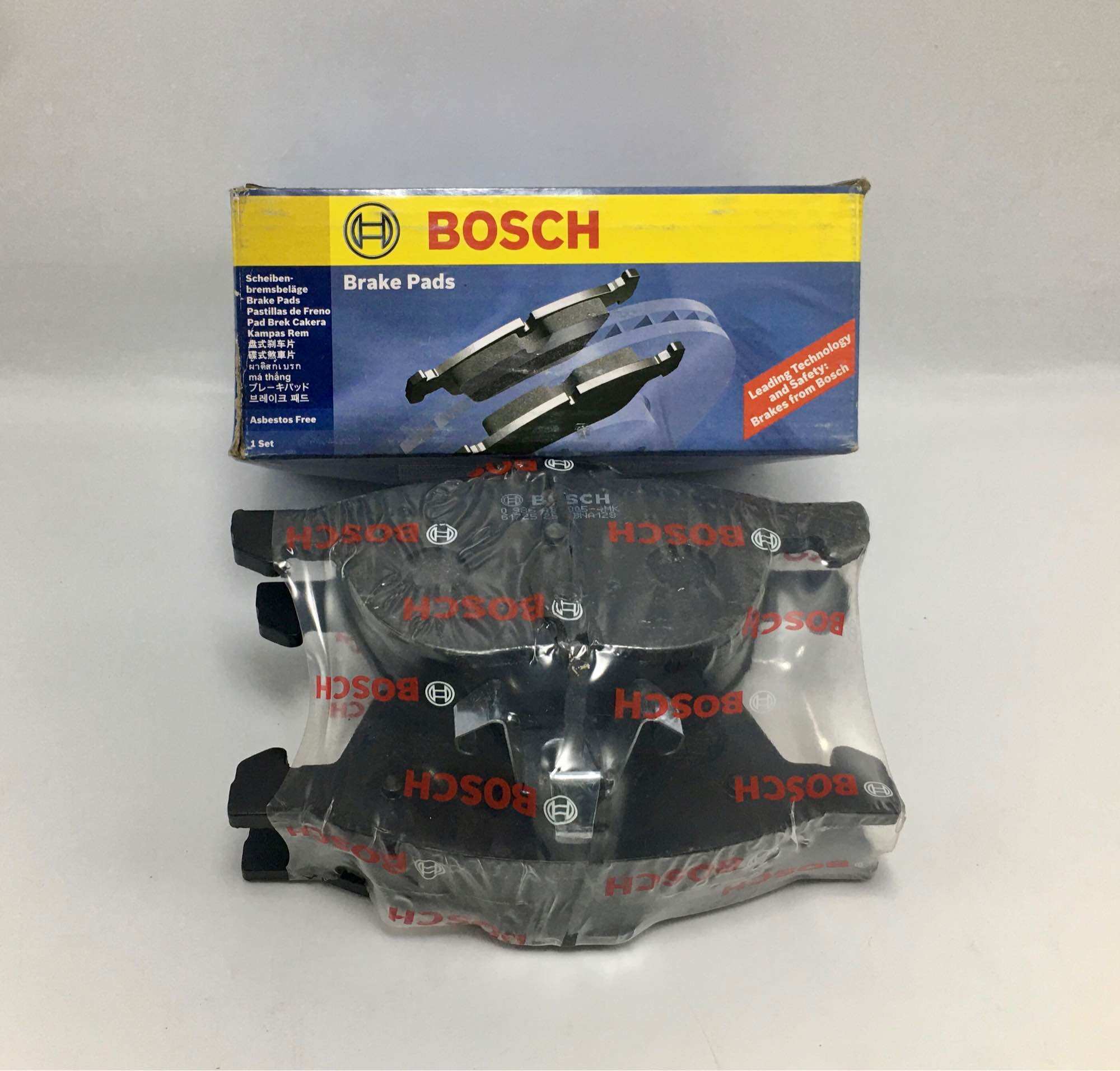 Front Brake Pads Mazda 3 Year 2004-2013 / Ford Focus Year 2004 Brand Bosch Product Code Bp1005 ราคา 1,000 บาท*ส่งฟรี