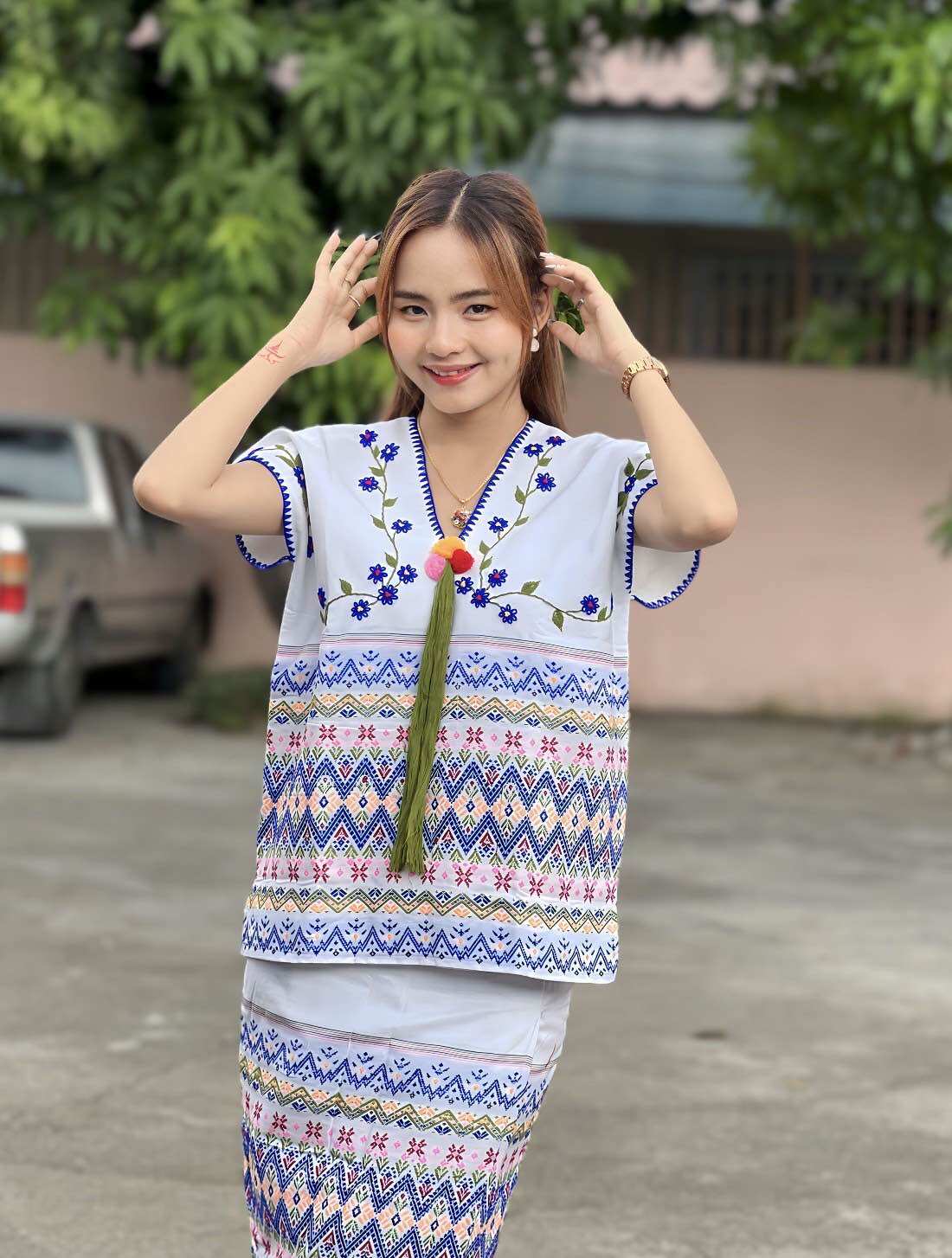 ชุดผ้าถุงเสื้อปักดอกไม้สวยมากလက္ပန္းထိုးဝမ္စက္လွလွေ လး ร้านเสื้อกะเหรี่ยงสวยๆ Karendress mamoedress มะโมเดส ราคา 850 บาท*ส่งฟรี