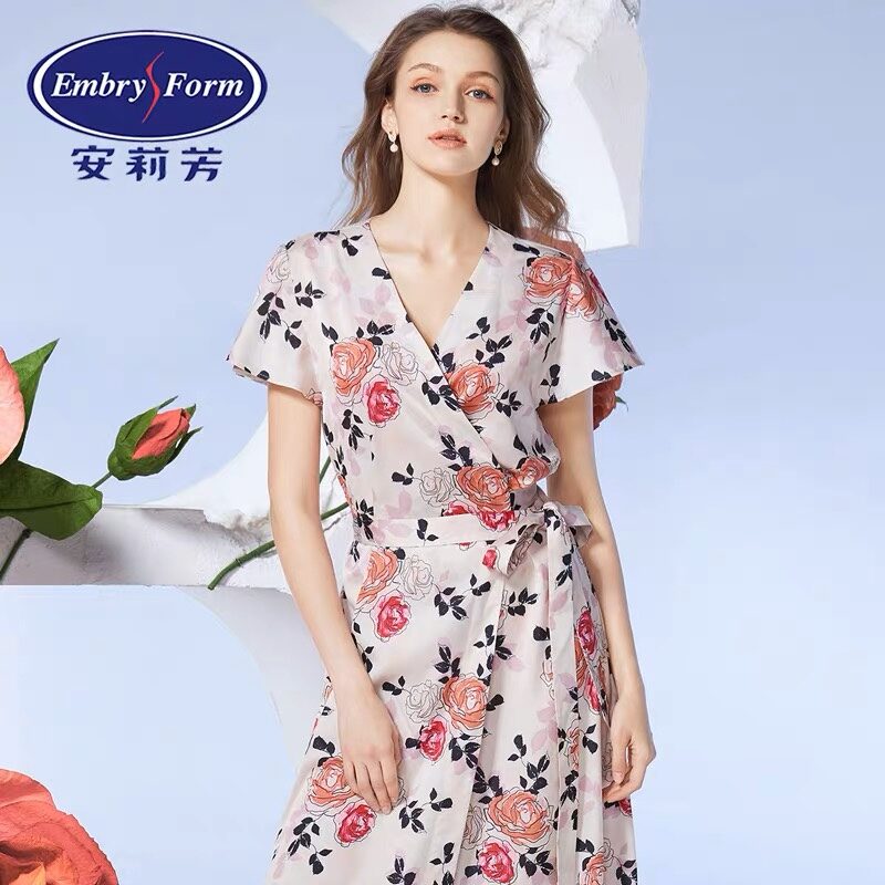 ชุดนอนสตรี ชุดอยู่บ้าน Embry Form ชุดราตรีแขนสั้นเปิดด้านหน้าพิมพ์ลายน้ำหนักเบาสำหรับผู้หญิง ราคา 1,664 บาท*ส่งฟรี