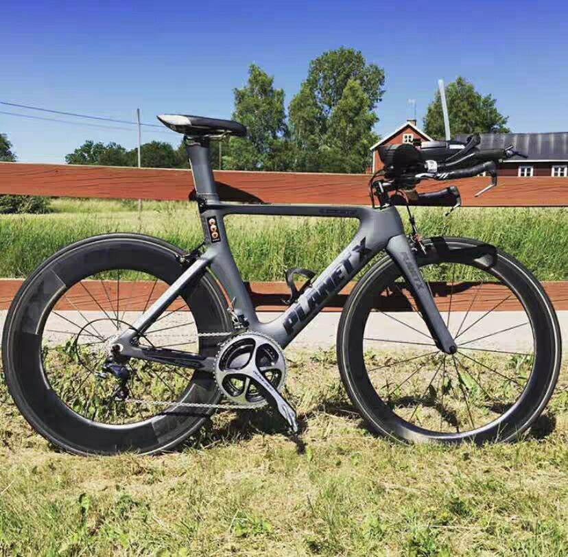 จักรยานเสือหมอบคาร์บอนไฟเบอร์เต็มรูปแบบ น้ำหนักประมาณ 7.2 กก. All carbon fiber triathlon race design road bike.7.2kg オールカーボンファイバートライアスロンレースデザインロードバイク7.2kg