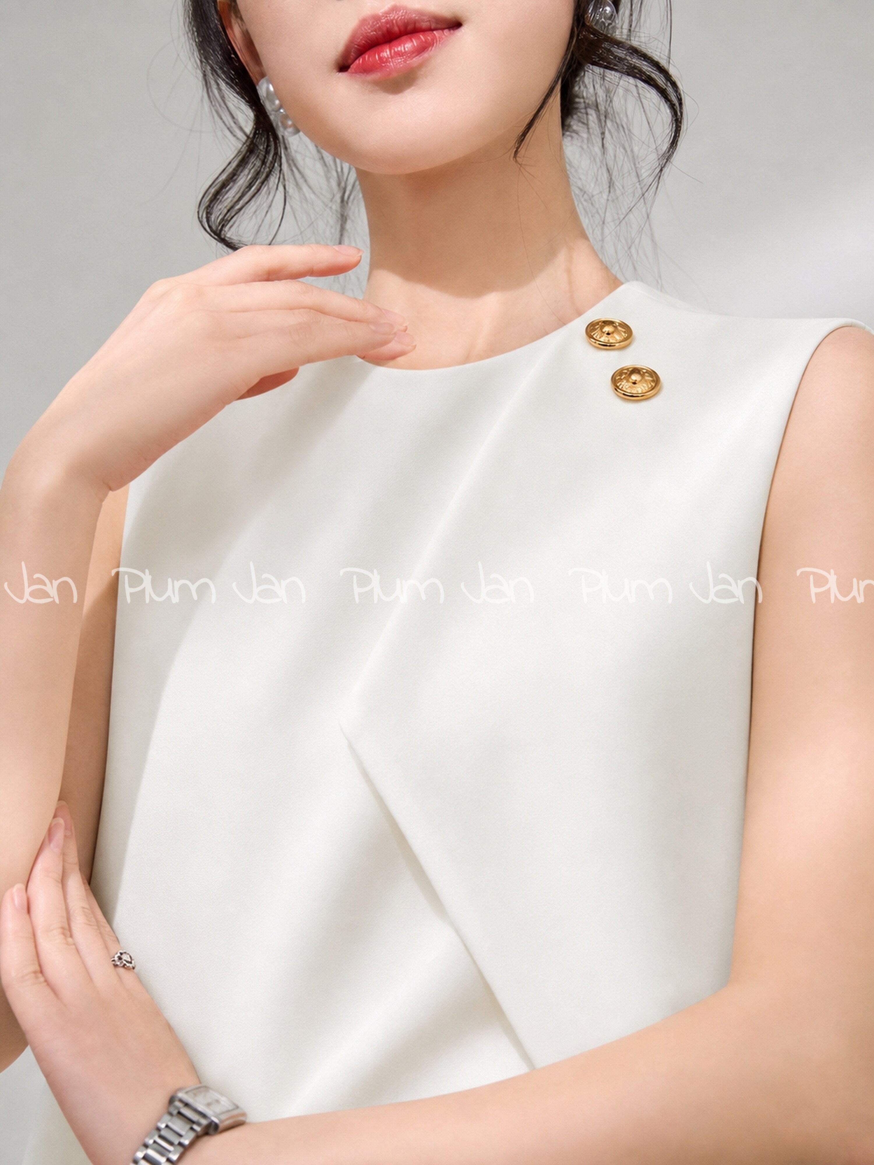 PlumJan | Commute Friendly Simple White Vest ราคา 6,429,704 บาท*ส่งฟรี
