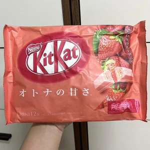 สินค้า KitKat Strawberry Flavor คิทอคทรสสตรอว์เบอร์รี่