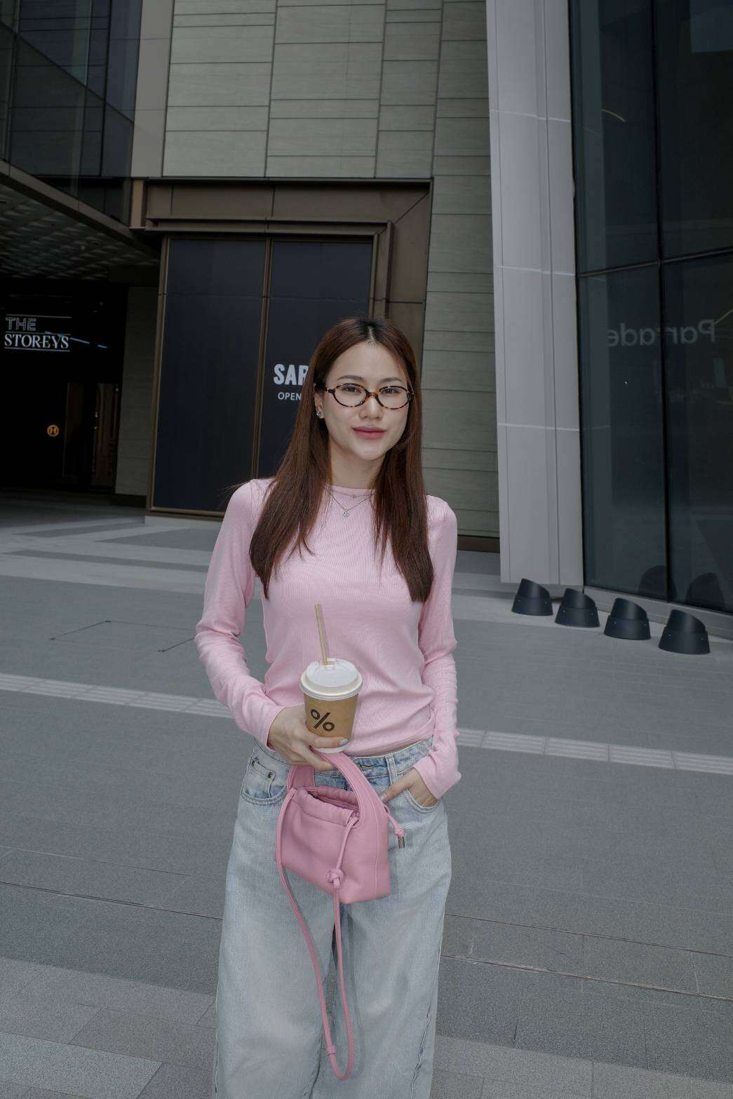 GLAMCLOTHES Amour t เสื้อเข้ารูปพอดีตัว เป็นผ้าร่อง ยืดได้เยอะ ใส่สบายมาก เนื้อผ้ามีความเย็น ช่วงคอแต่งขอบเล็ก ราคา 450 บาท*ส่งฟรี