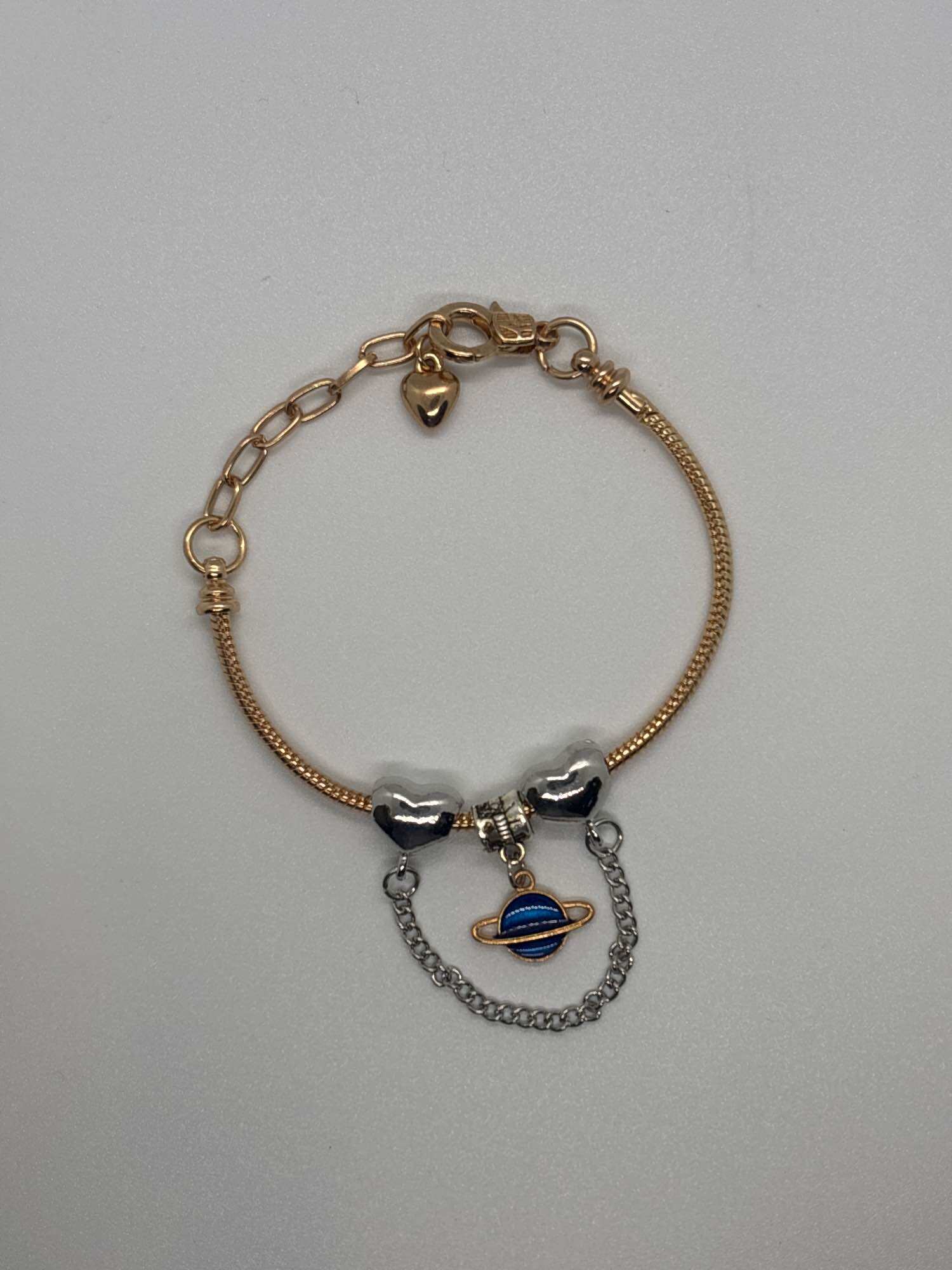 Gold Bracelet Decorated with Blue Planets and Heart-Shaped Beads. ราคา 626 บาท*ส่งฟรี