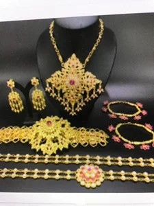 ภาพหน้าปกสินค้าVintage jewelry เครื่องประดับชุดไทย สร้อยคอสีทอง ครบเซทพลอยสีชมพูสีม่วง ซึ่งคุณอาจชอบสินค้านี้