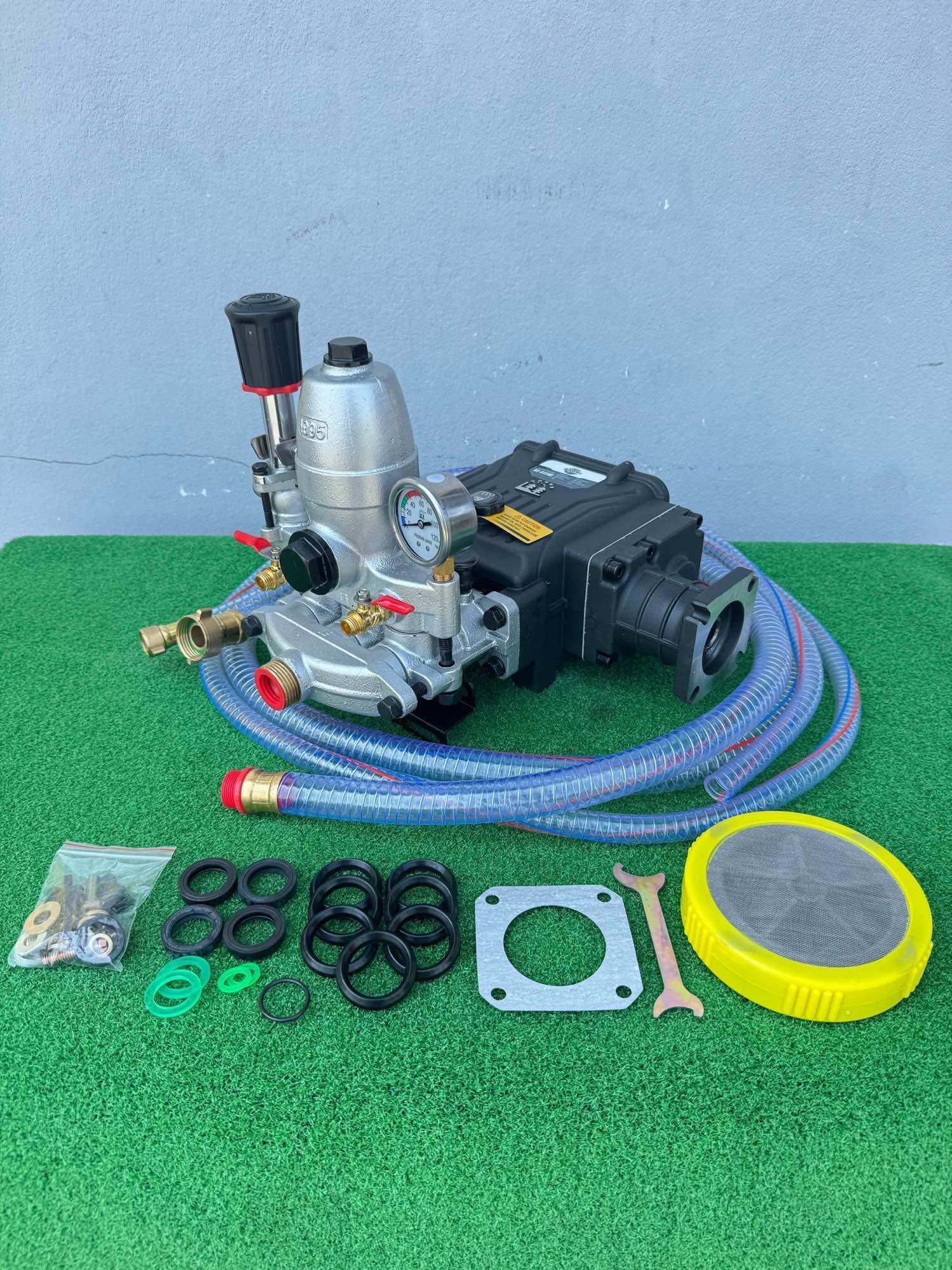 ปั้มพ่นยา3สูบ ชนเครื่อง รุ่นพิเศษแรงดันสูง 1 นิ้ว หม้อลมใหญ่ ลูกสูบหนาพิเศษ ข้อเหวี่ยงอัพขนาดทนทานขึ้น 2 เท่า ส่งนำได้ไกล มาตราฐานยุโรป ราคา 4,290 บาท*ส่งฟรี