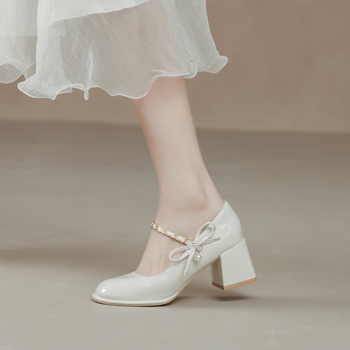 รองเท้าส้นสูงแมรี่เจนสไตล์ฝรั่งเศสย้อนยุคหัวกลมลุงหกจุดรองเท้าคัทชูส้นหนาปากตื้นติดไข่มุกแบบใหม่ปี2023สำหรับผู้หญิง ราคา 764 บาท*ส่งฟรี