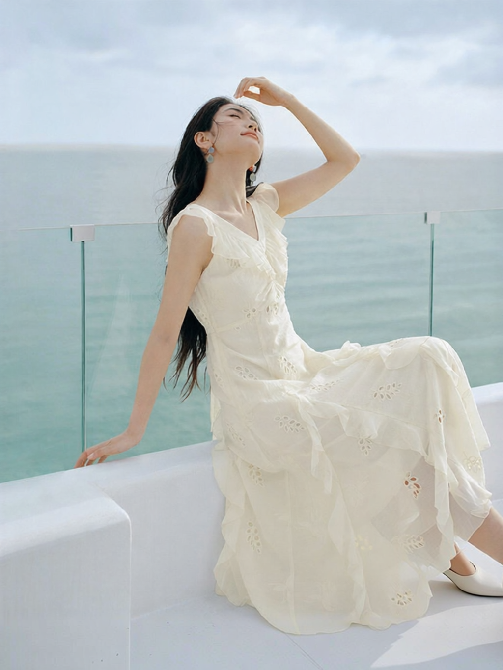 Sweet Boho Style Cutout Embroidery Ruffled V-Neck Sleeveless Dress ราคา 5,818 บาท*ส่งฟรี