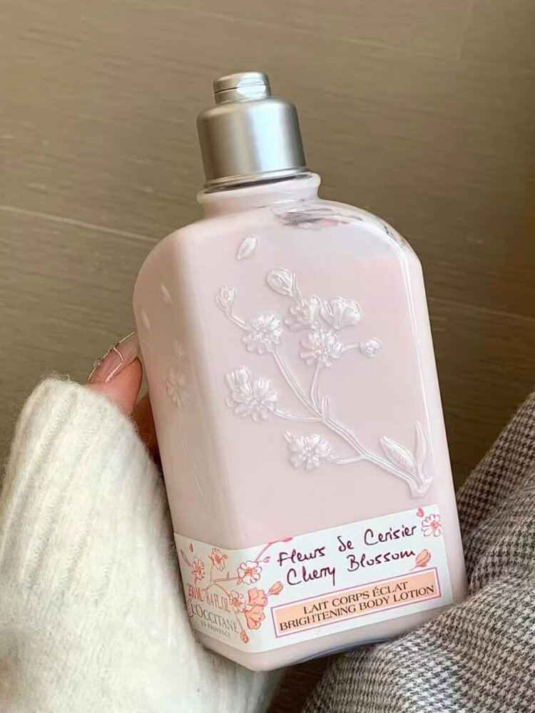 Moisturizing Shimmering Scented Body Lotion ราคา 1,157 บาท*ส่งฟรี