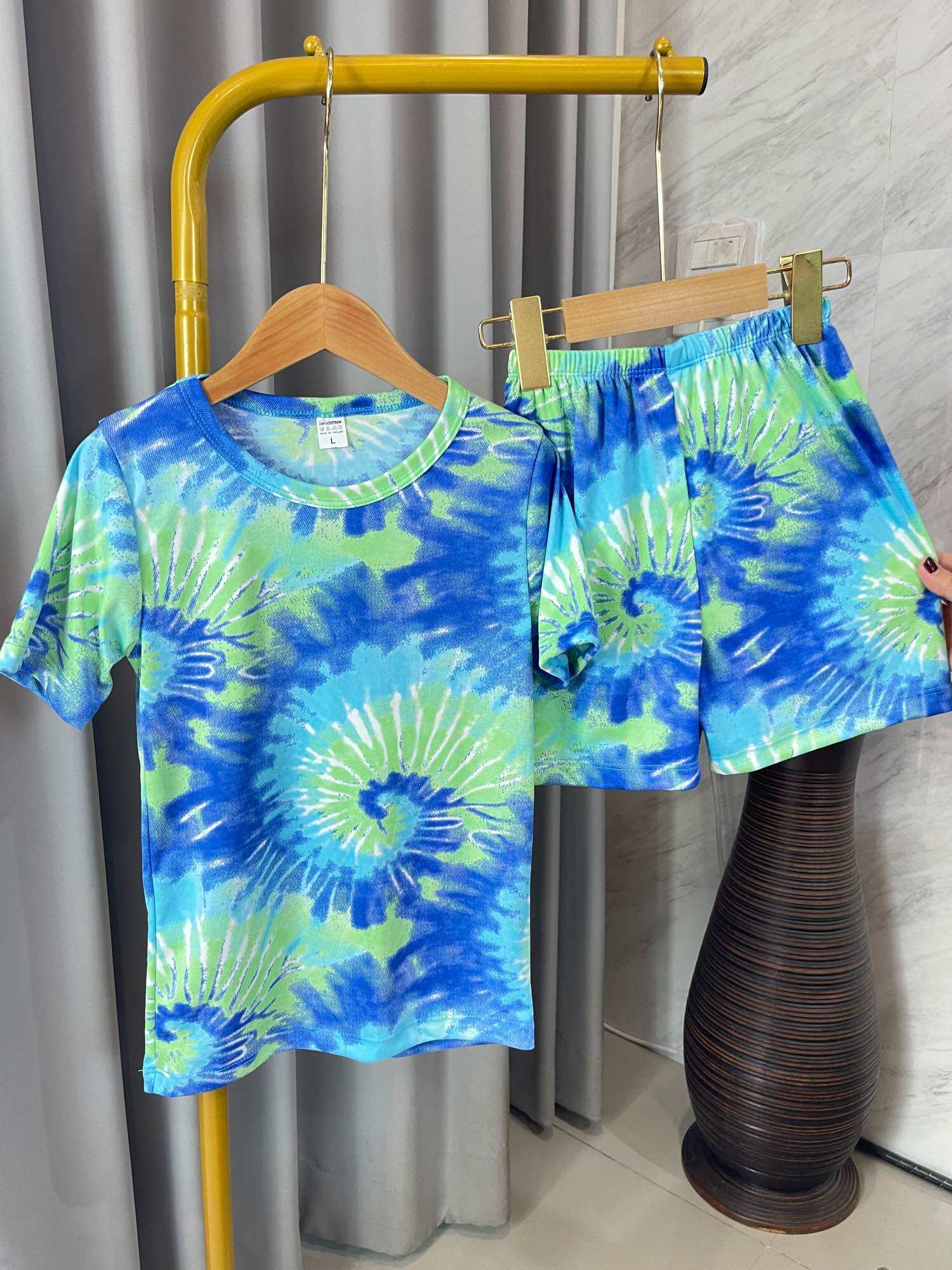 ชุดเด็ก ลายมัดย้อม ลายสงกรานต์ แขนสั้นขาสั้น ผ้าไมโคร นิ่มบางเบาใส่สบายสีสดซักง่ายสีไม่ตก(ส+ส)มัดย้อมก้นหอยใหญ่ ราคา  69 บาท*ส่งฟรี