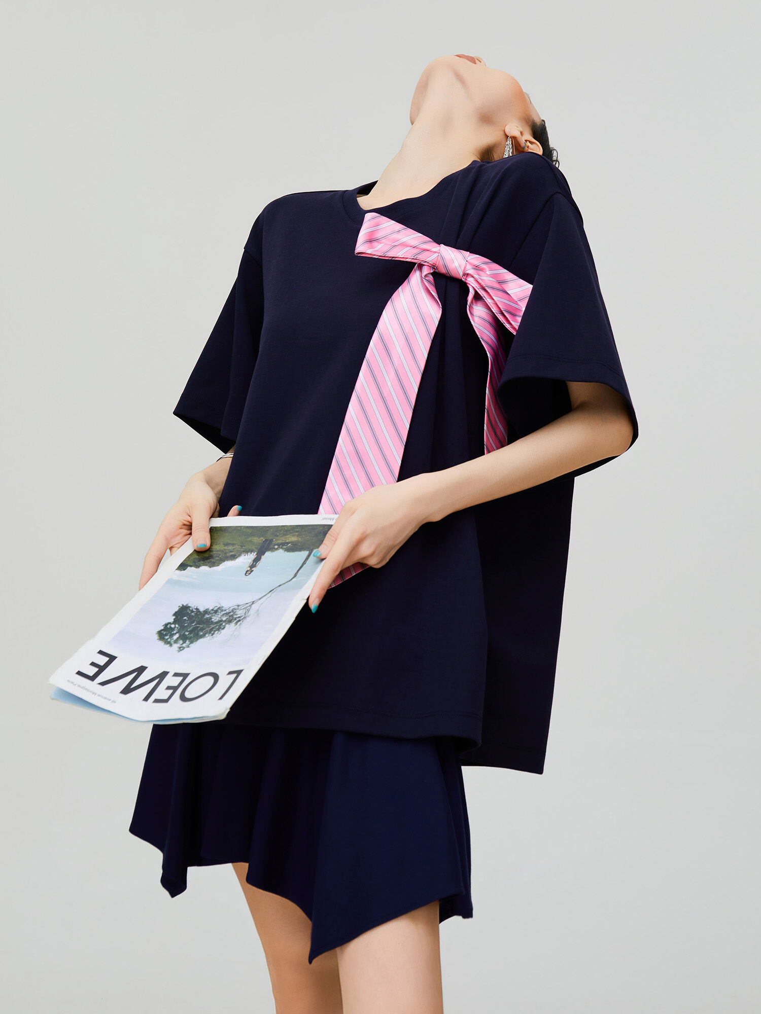 เสื้อยืดผู้หญิง เสื้อยืดโอเวอร์ไซส์ทรงสวยใส่สบาย XIAODADEHUA เซียวดาเดฮั่ว | Design Sensibility เสื้อยืดวงกลมเล็กพร้อมริบบิ้น ราคา 643,284 บาท*ส่งฟรี