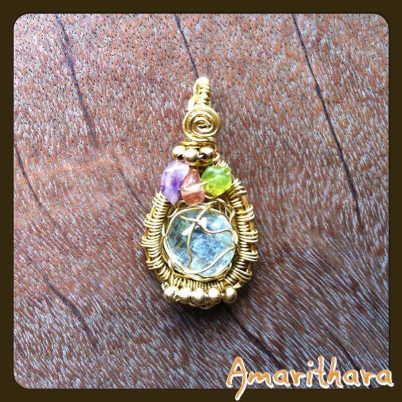 จี้ handmade หินอความารีนแท้ สีฟ้าใส ด้านในมีลายซ้อนหินคล้ายคลื่นน้ำ ประดับอเมทีส เชอร์รี่ควอร์ซ และอาริโซน่าเพอริดอต ราคา 2,480 บาท*ส่งฟรี